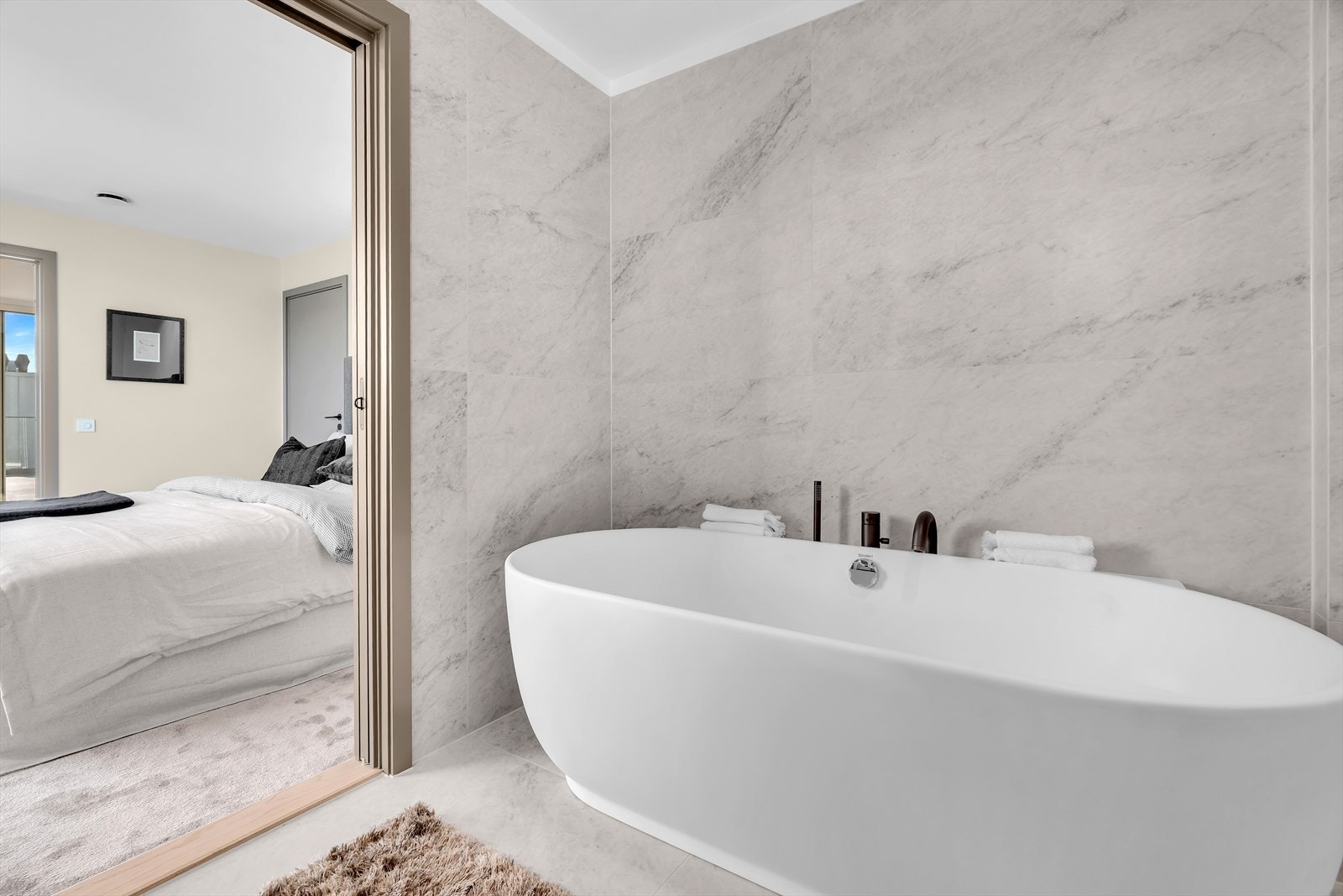 Nyt avslappende stunder i det romslige badekaret som gir en ekte spa-følelse hjemme. Galleribilde