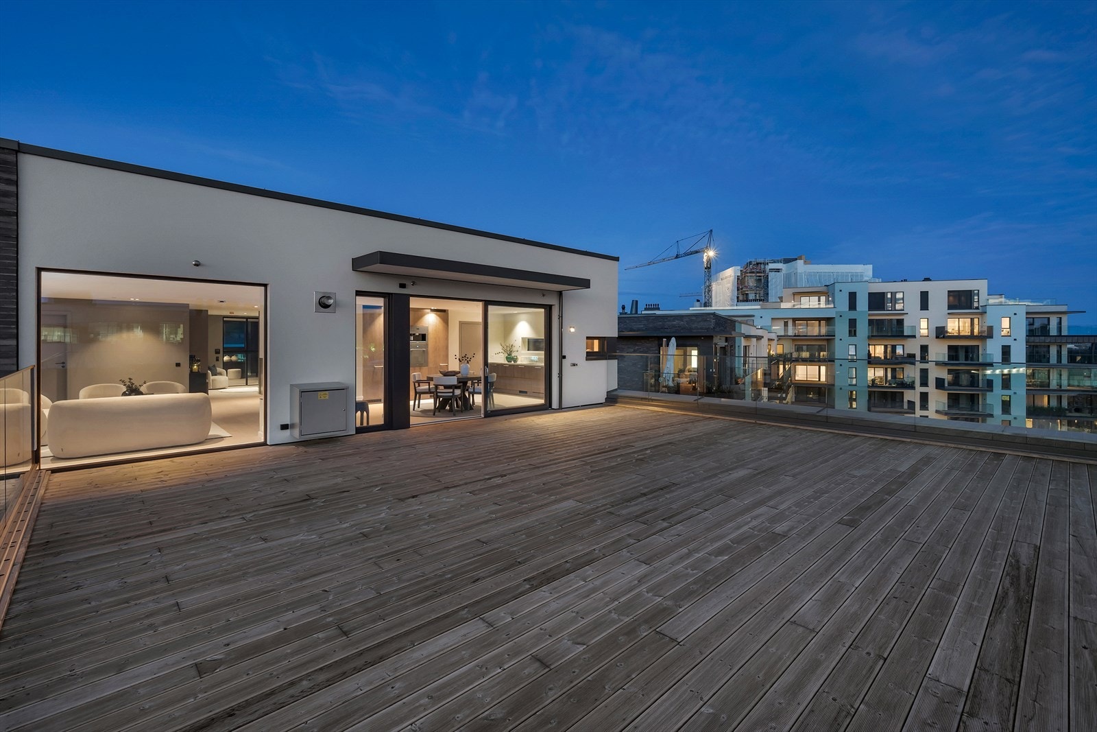 Her er det rikelig plass til sofa og sittegrupper - perfekt for lange sommerkvelder og sosiale sammenkomster. Galleribilde