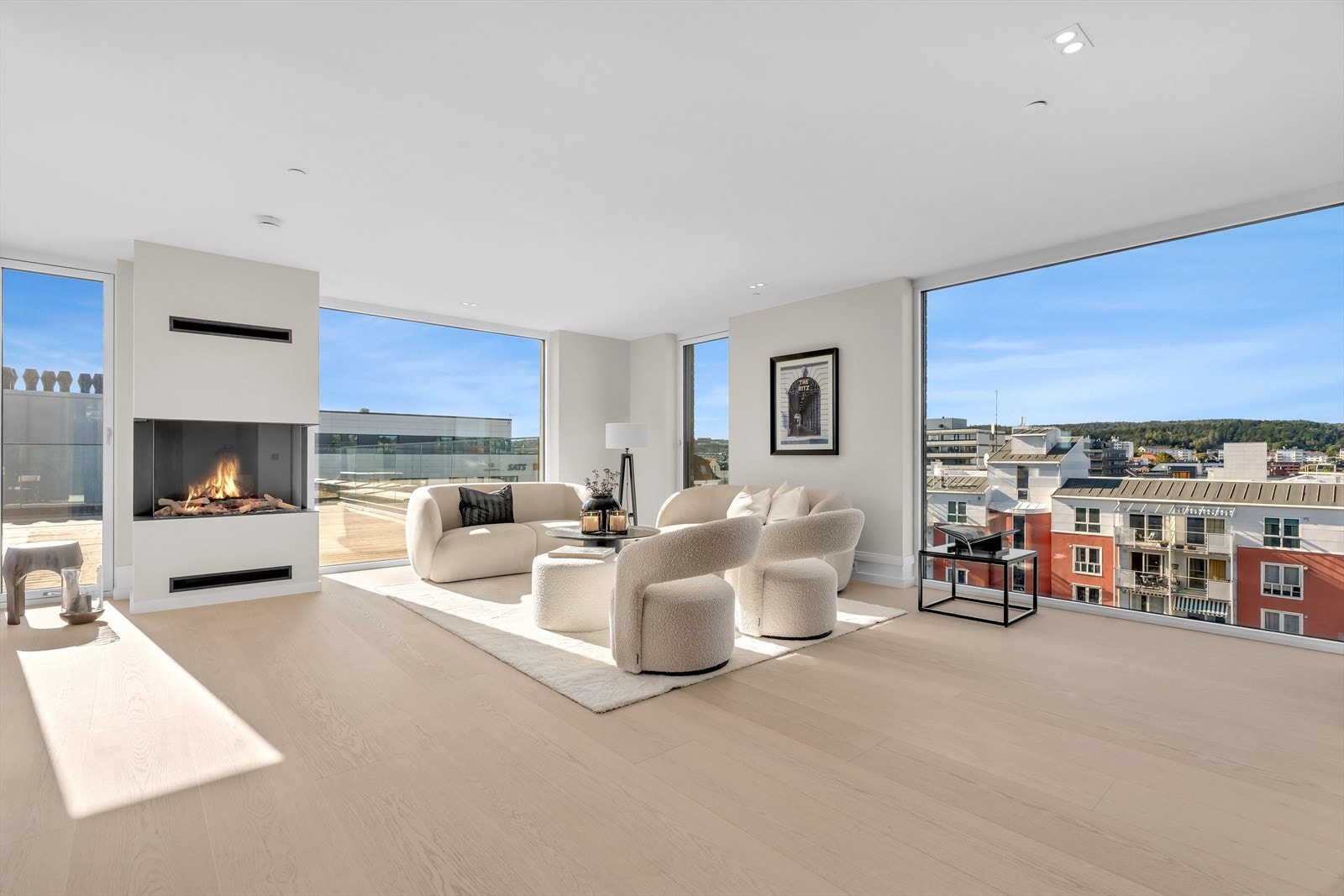 Vinduer fra gulv til tak slipper inn rikelig med dagslys og skaper en åpen og lys atmosfære. Galleribilde