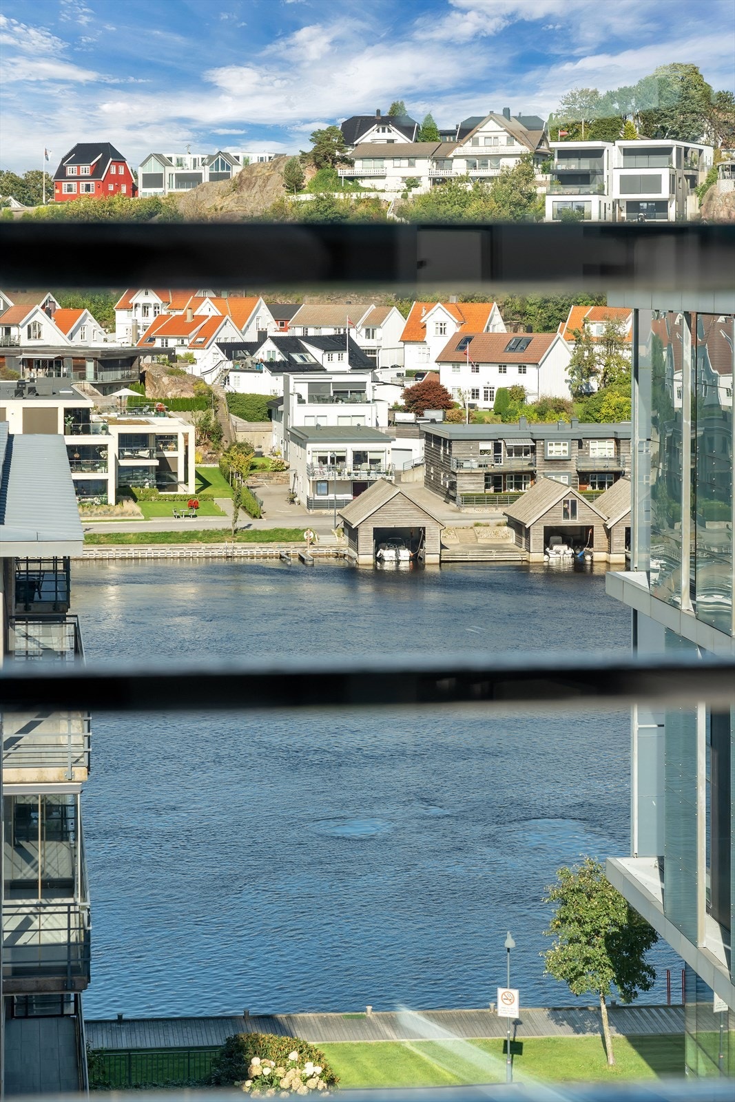 Nyt den vakre utsikten over elven Otra fra entréen. Galleribilde