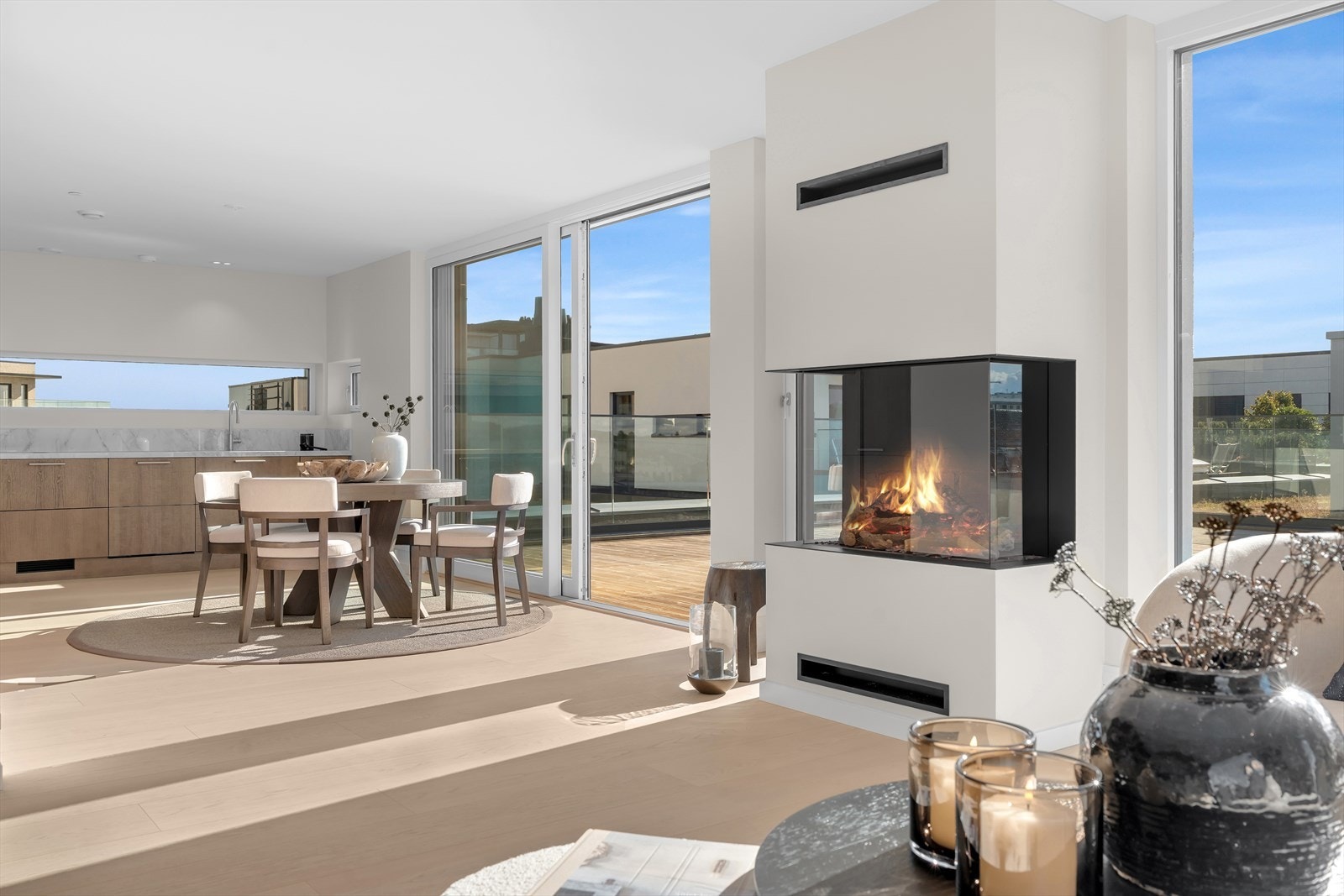 Lyst og luftig kjøkken med åpen plan og god plass til både hyggelige måltider og avslappende sittegrupper. Galleribilde