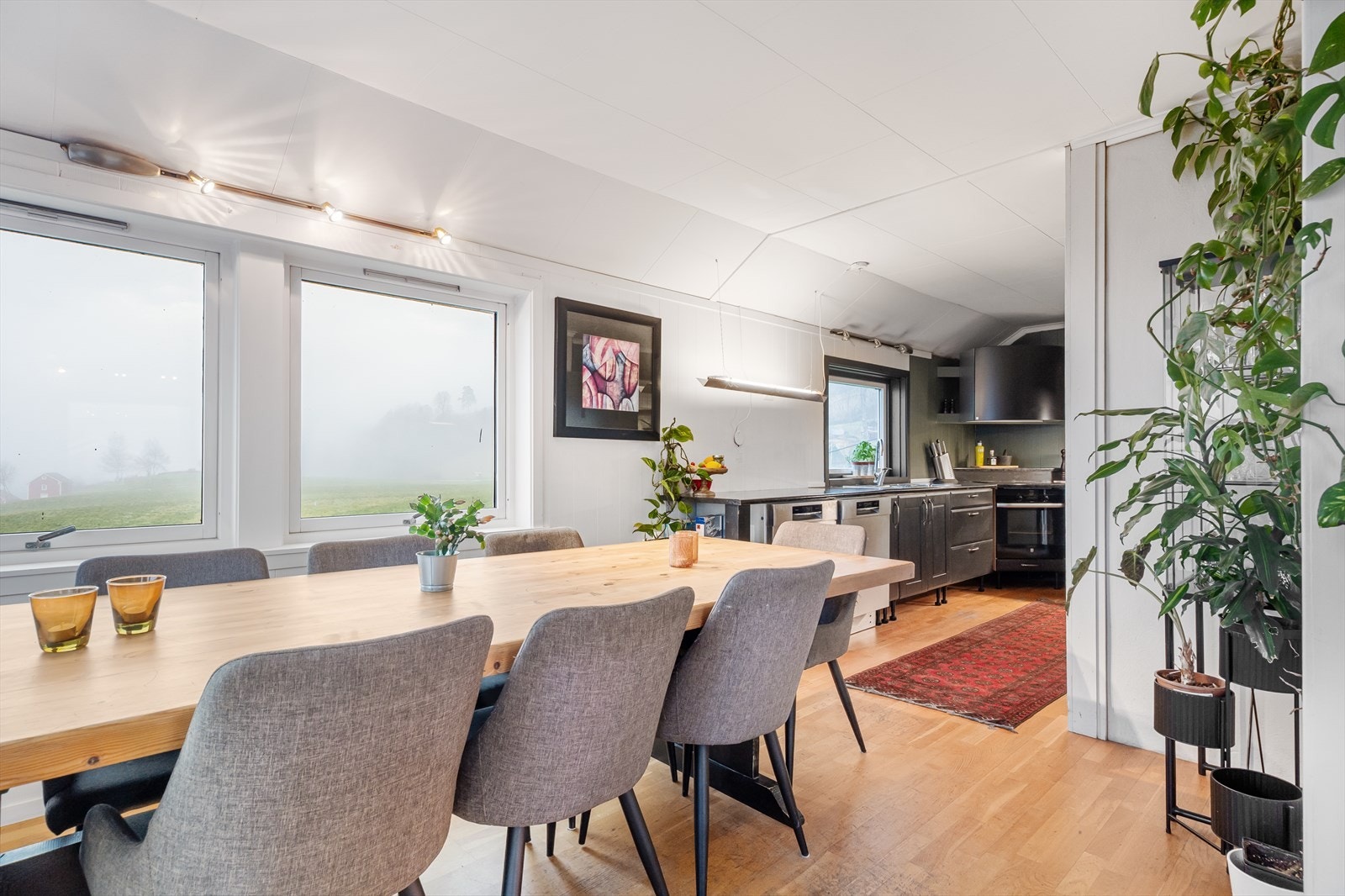 Spisestue og kjøkken i praktisk åpen løsning. Galleribilde