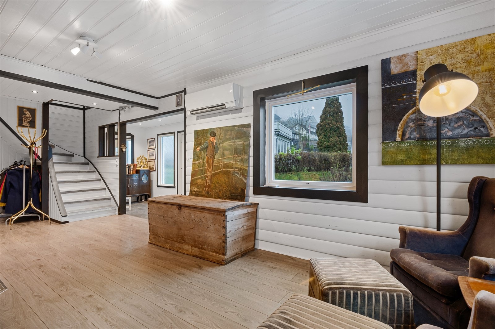 Romslig hall med god plass til garderobeløsning. Galleribilde