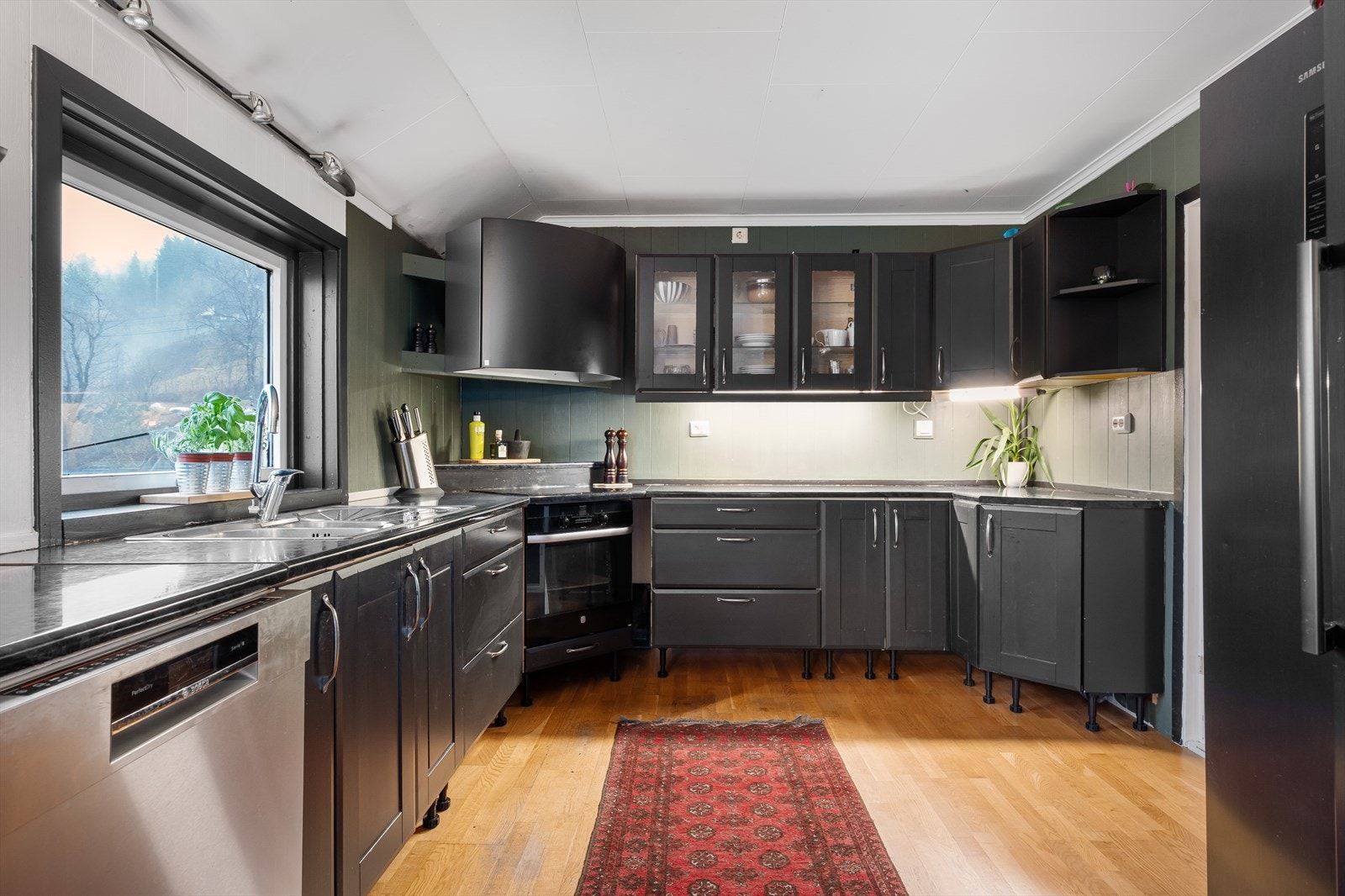 Integrert komfyr og steikeovn. Alt av hvitevarer på kjøkken medfølger, inkludert to oppvaskmaskiner. Galleribilde