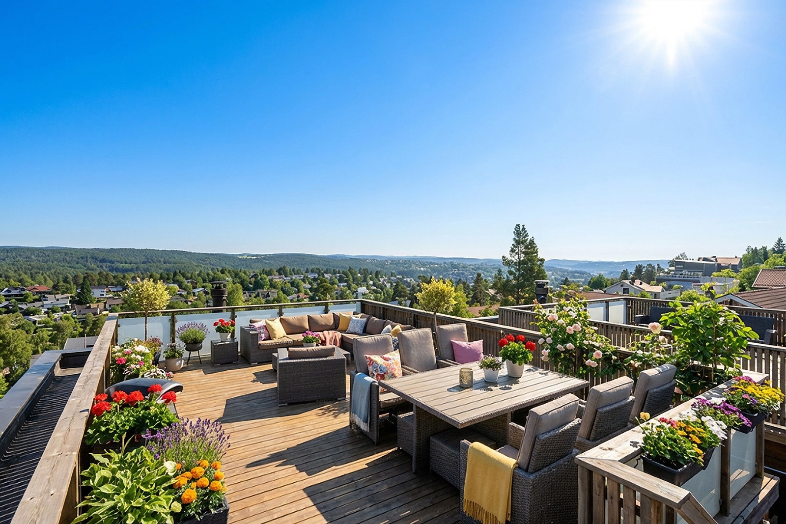 Boligen har en stor og solrik takterrasse på ca. 40 kvm med panoramautsikt (AI-redigert bilde til sommerstid) Galleribilde