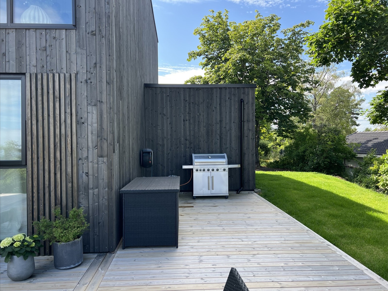 Romslig platting perfekt for grilling og sammenkomster Galleribilde