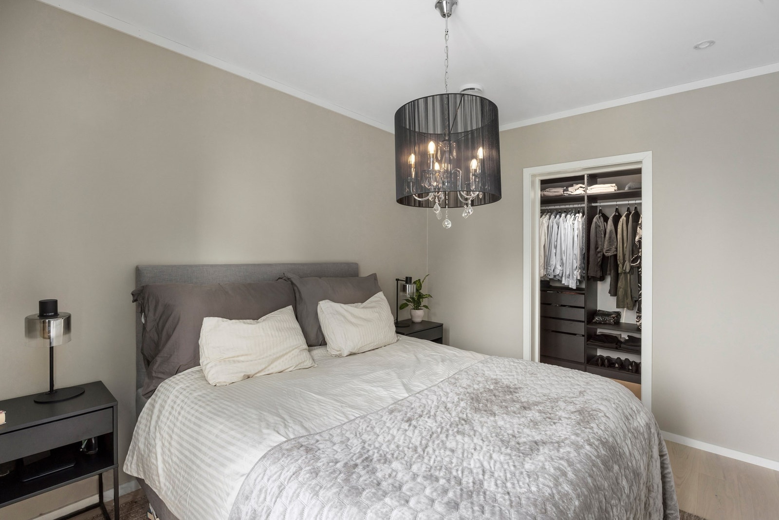 Hovedsoverommet ligger i 2. etasje og har adkomst til walk in closet/bod Galleribilde