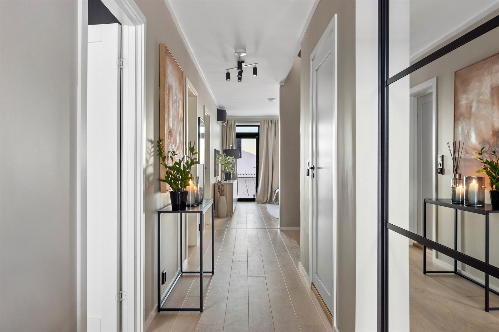 Entréen/hallen har en praktisk skyvedørsgarderobe for ytterklær og sko Galleribilde