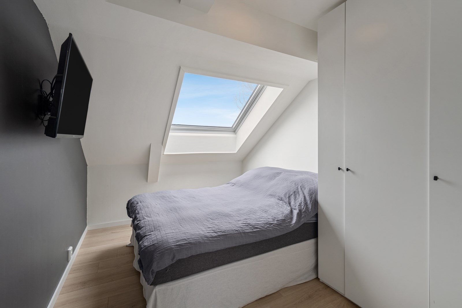 Soverommet byr på gode innredningsmuligheter og har plass til en stor seng. Galleribilde