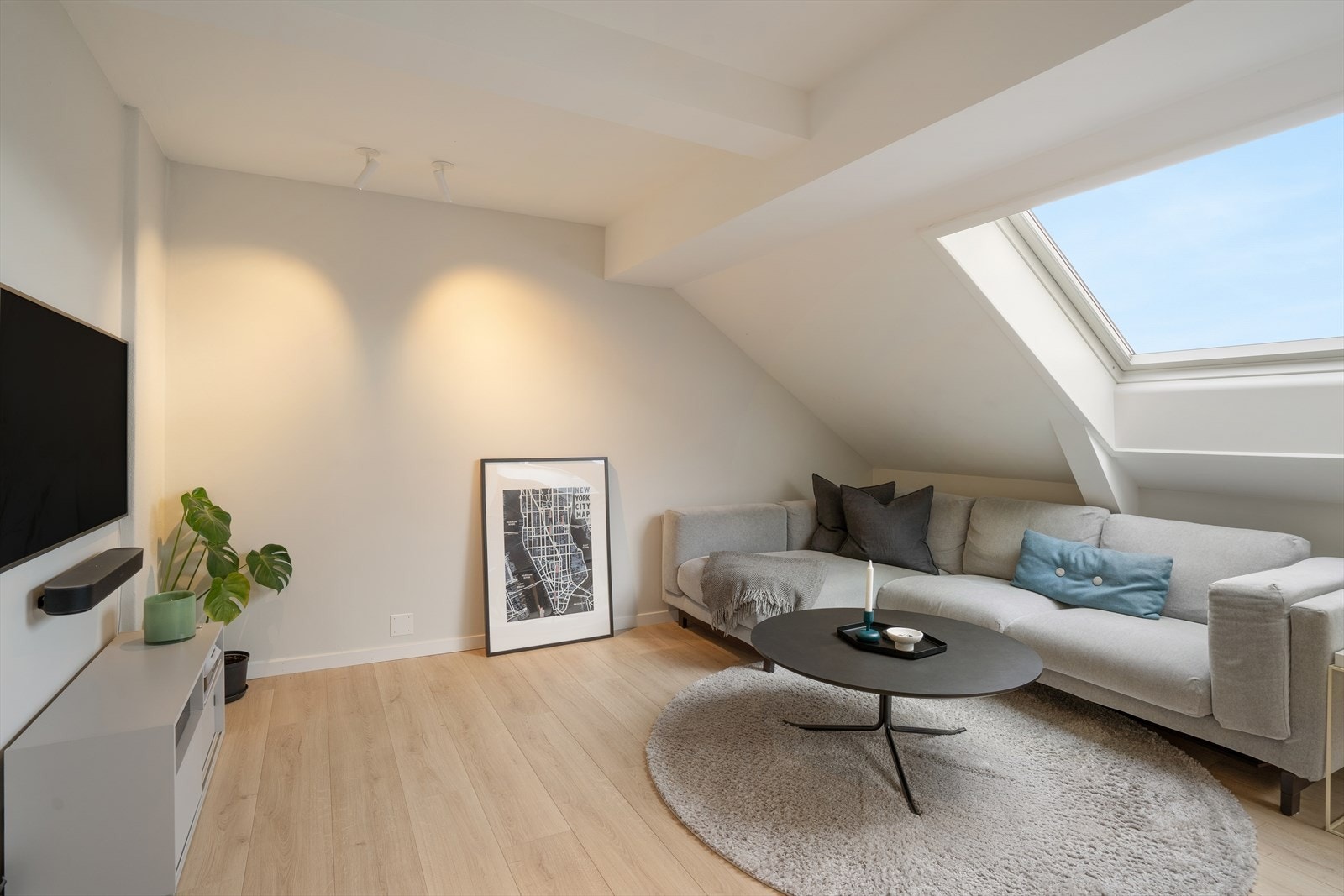 I 2024 ble det trukket nye kabler i leiligheten. Galleribilde