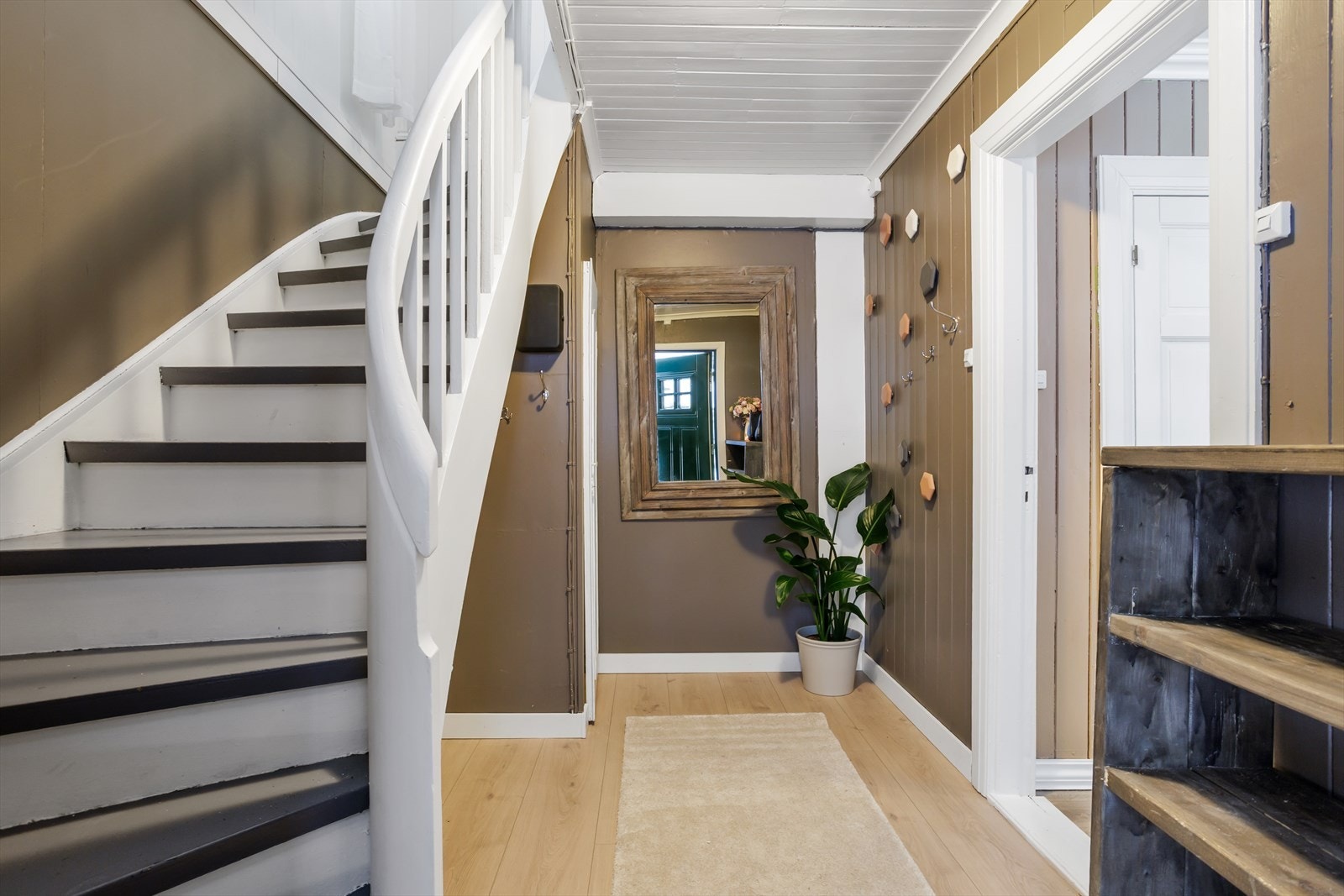 En fin gammel malt trapp går opp til andre etasje. Galleribilde