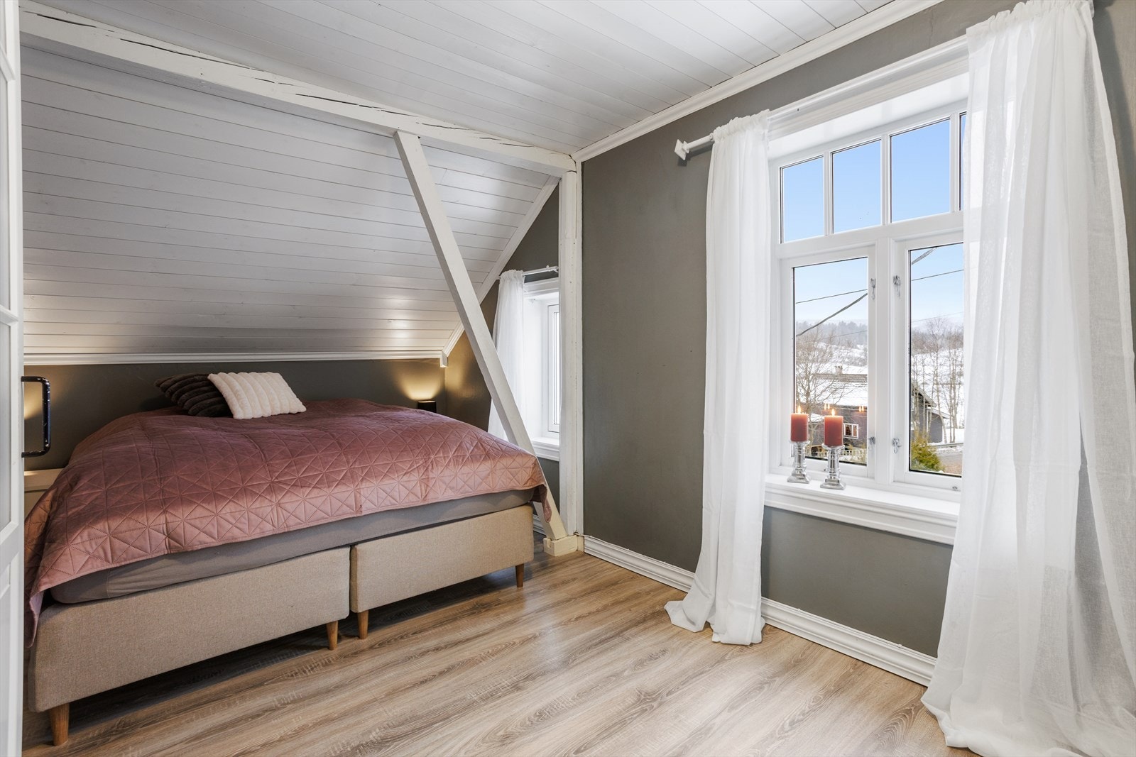 Gulvlaminat, malte vegger, malt himlimg og malt profilert listverk. Galleribilde