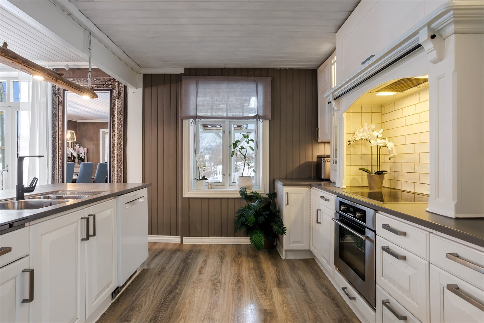 Tiltalende moderne lyst kjøkken med integrerte hvitevarer Galleribilde