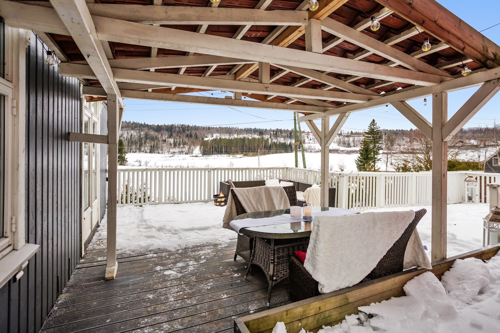 Overbygget uteplass/stor terrasse og fin utsikt til landlige omgivelser. Galleribilde