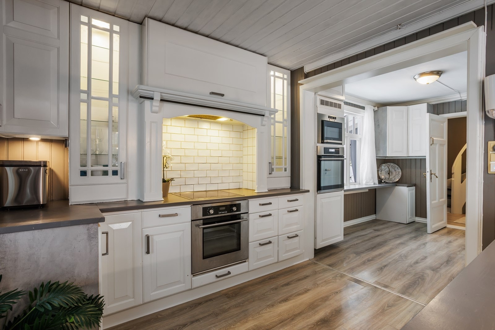 Profilert kjøkkeninnredning med bra med skapplass. Galleribilde