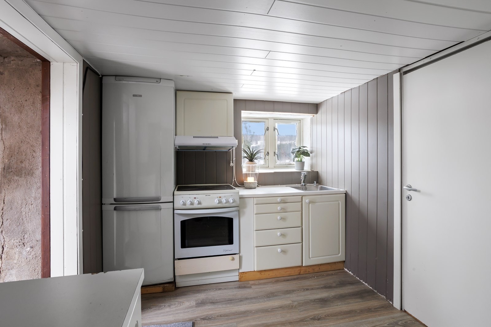 Utvendig adkomst til underetasjen med et lite kjøkken/anretningsrom Galleribilde