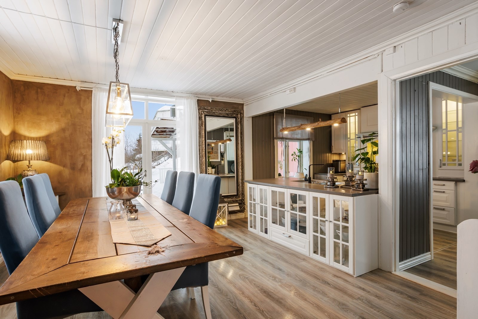 Delvis åpen kjøkkenløsning og spisestue. Galleribilde