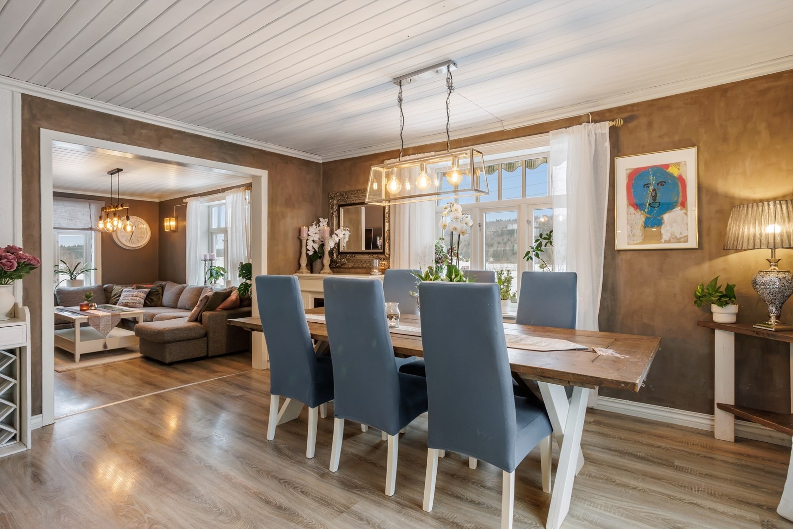 Hvitmalte vinduer med profilert listverk som harmonerer med den fin gamle stilen på huset. Galleribilde