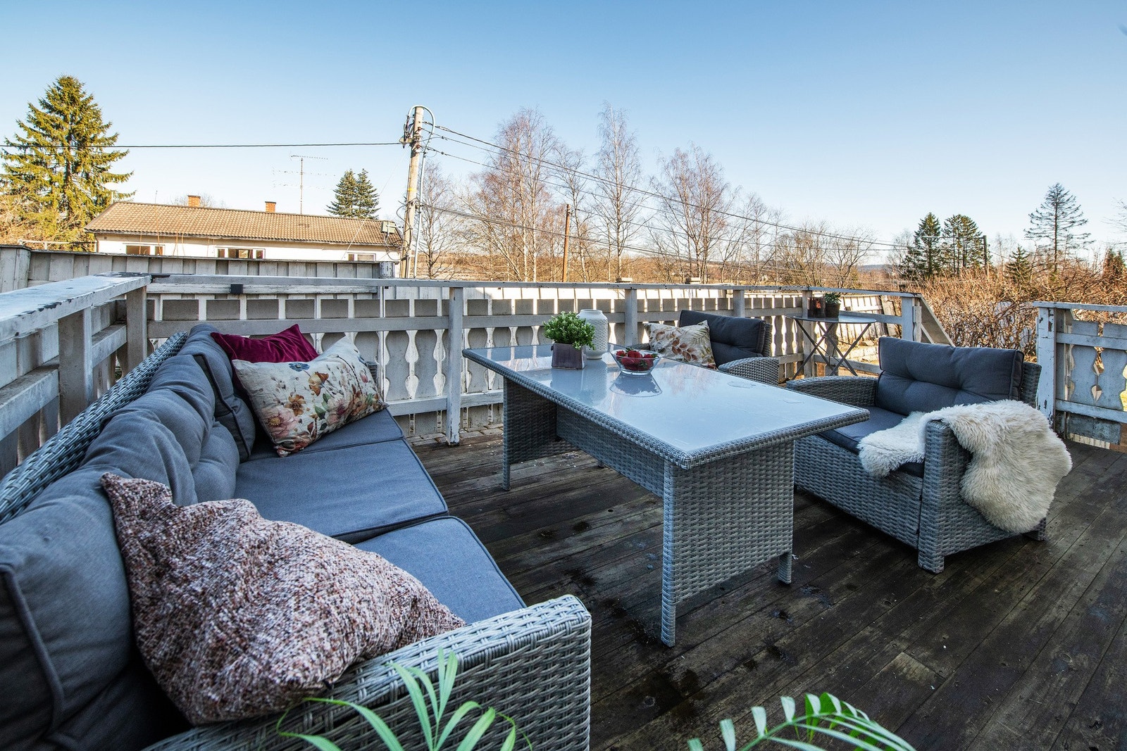 Terrasse med god plass til utemøbler og hyggelige rammer for opphold utendørs. Galleribilde