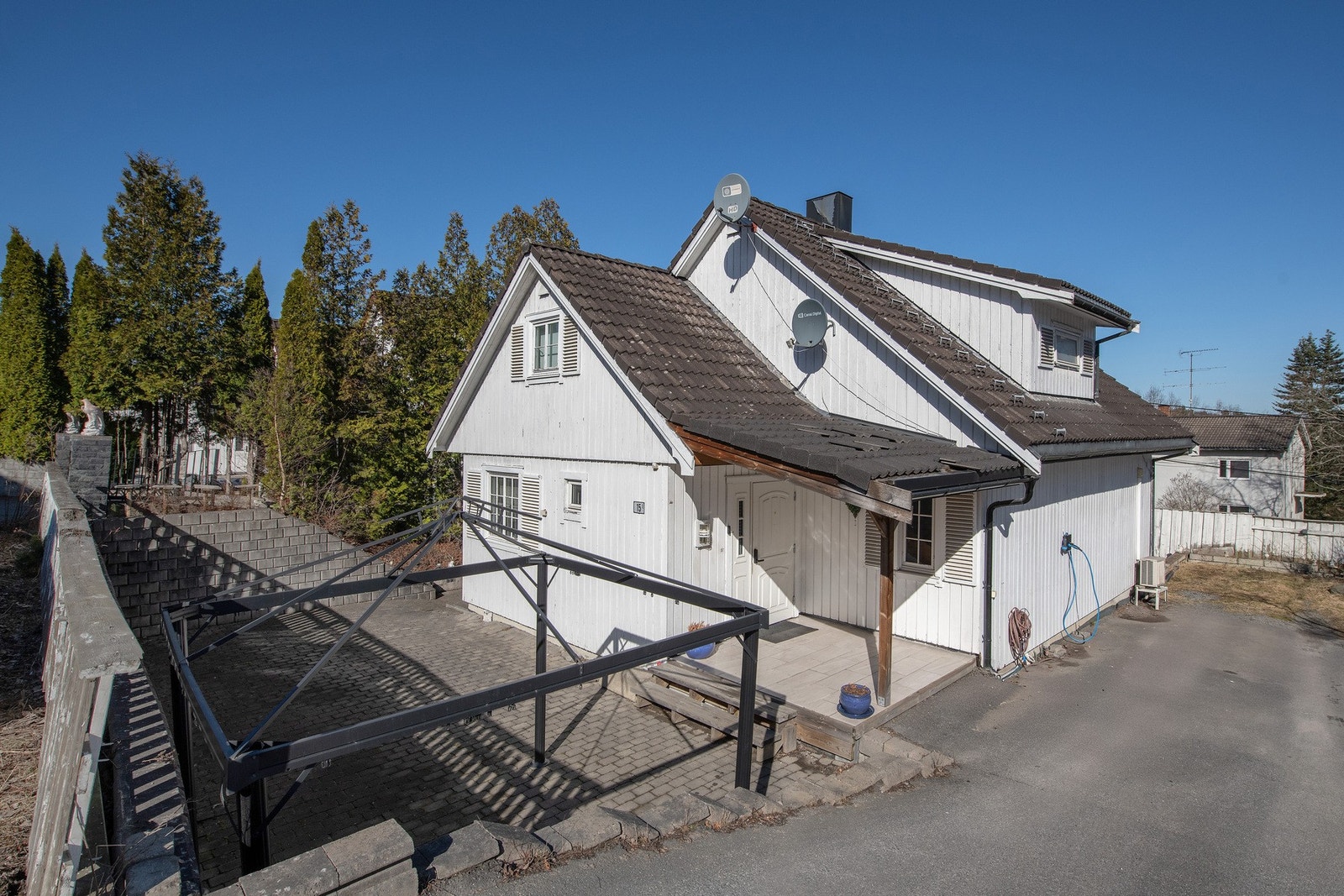 Det er varmekabler i innkjørsel til boligen som går på eget kurs i sikringsskapet. Det er også elbillader på parkeringplassen. Videre er det lagt inn varmekabler i fellesveien til boligen. Galleribilde
