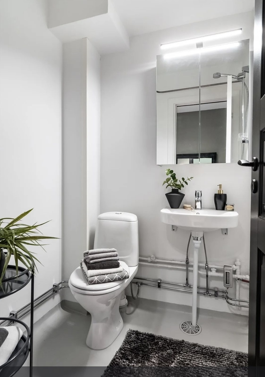 Badet har belegg på gulv, vegghengt servant og speilskap. Overflatene ble malt i 2021. Galleribilde