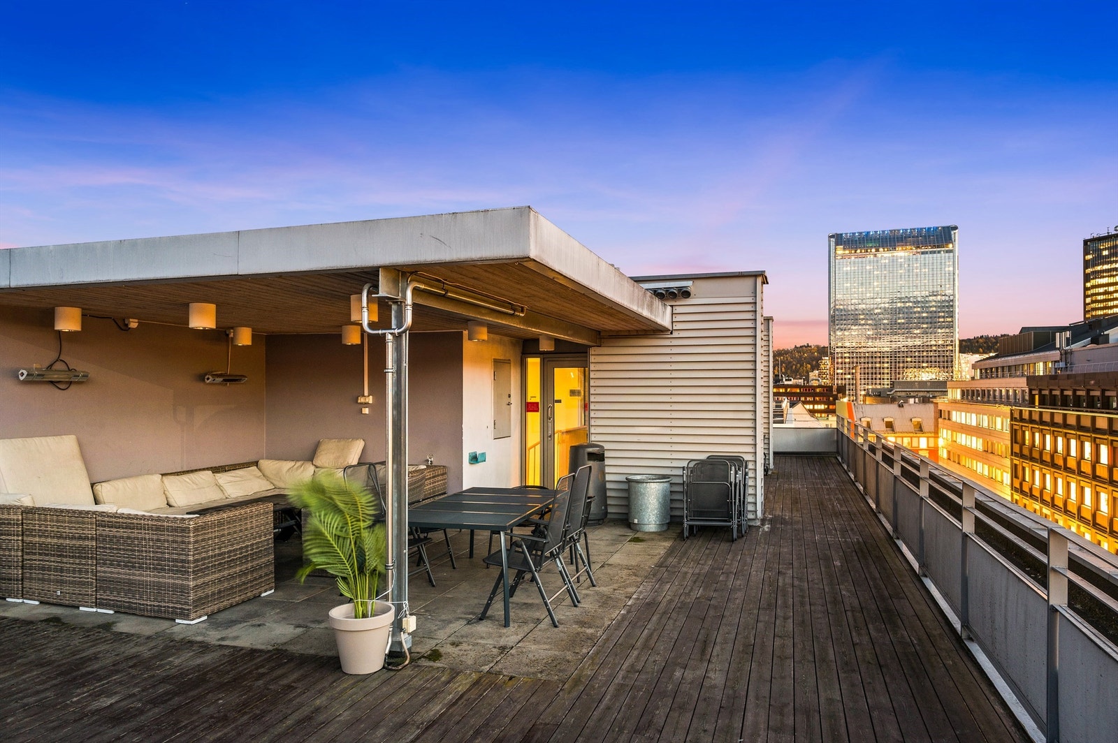 Beboere har tilgang til felles takterrasse med flere soner, sol dagen lang og en fantastisk utsikt. Galleribilde