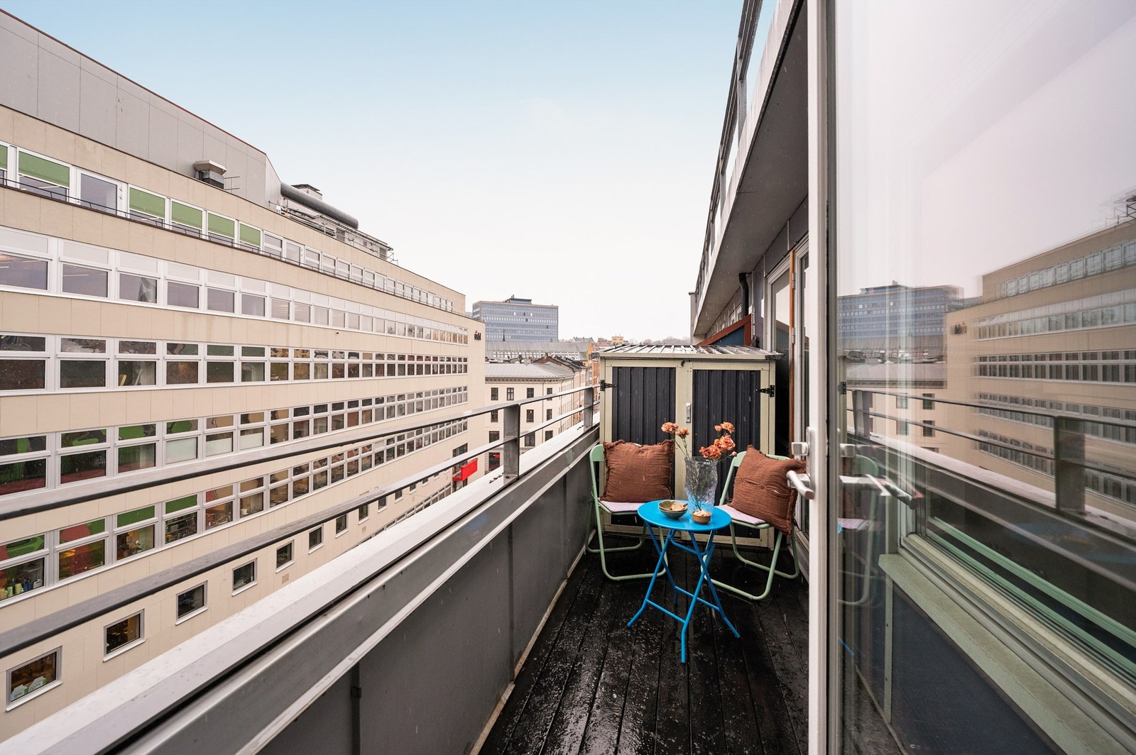 Fra spisestuen er det utgang til en sydvestvendt balkong på ca. 8 m². Galleribilde