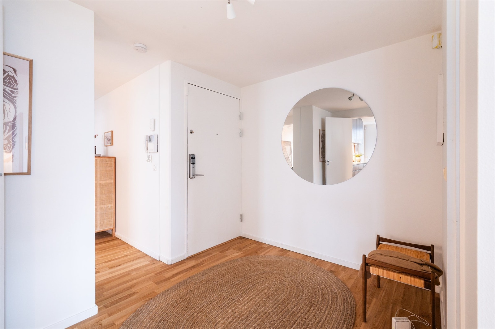 Entréen fungerer som et bindeledd mellom leilighetens rom og har plass til yttertøy. Galleribilde