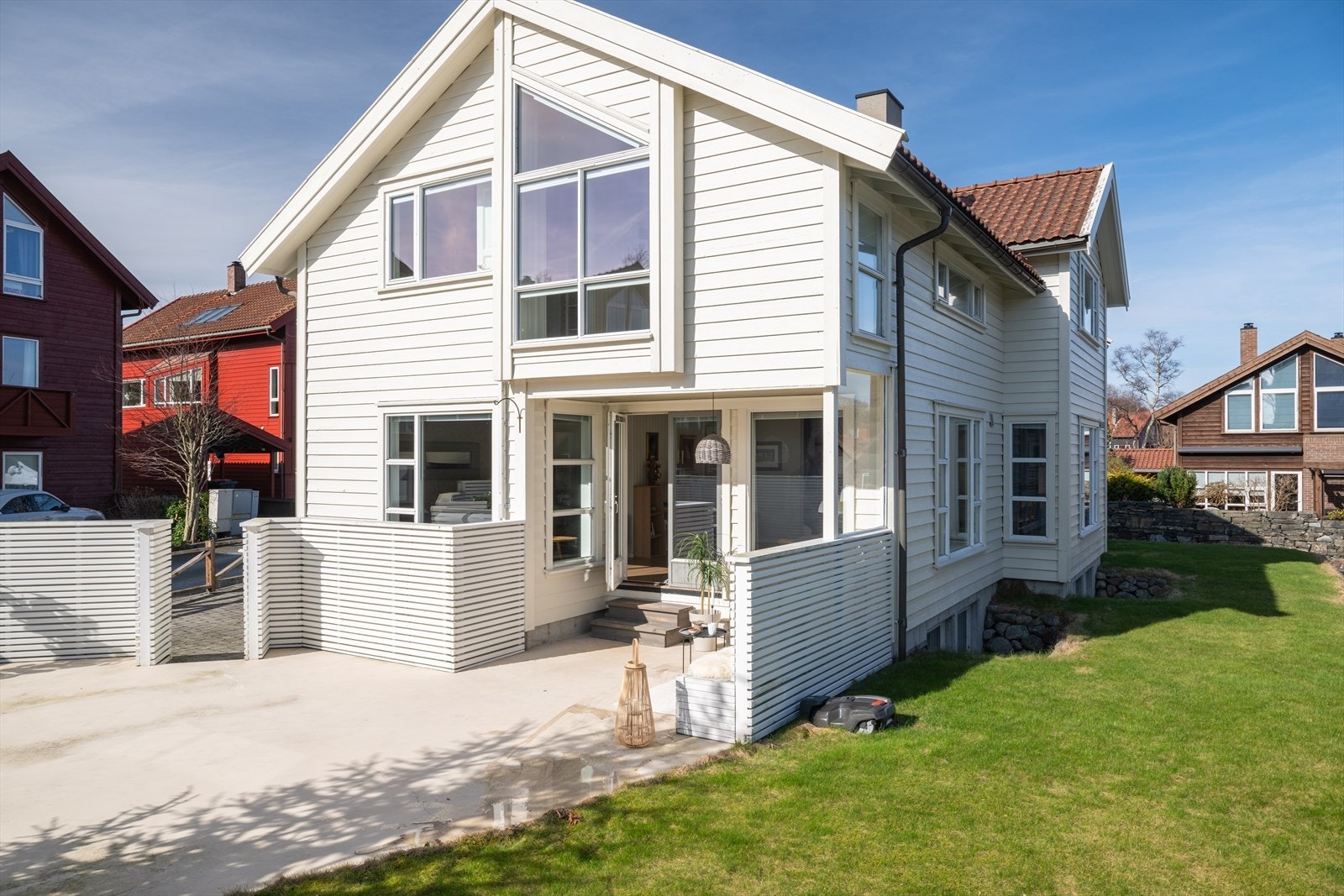 Hyggelig uteplass med integrert sittebenk, lun skjerming og fine soner for avslapning i solen. Galleribilde