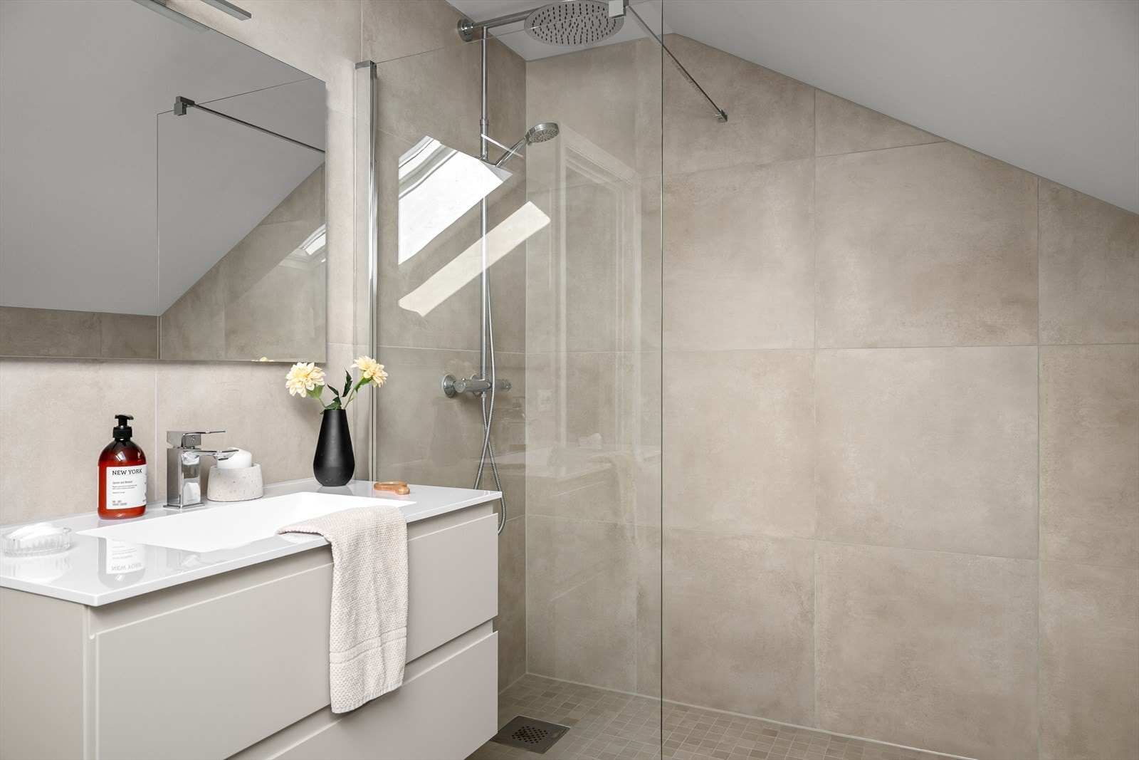 Badet i 2. etasje ble oppgradert med ny membran og fliser i 2024. Galleribilde