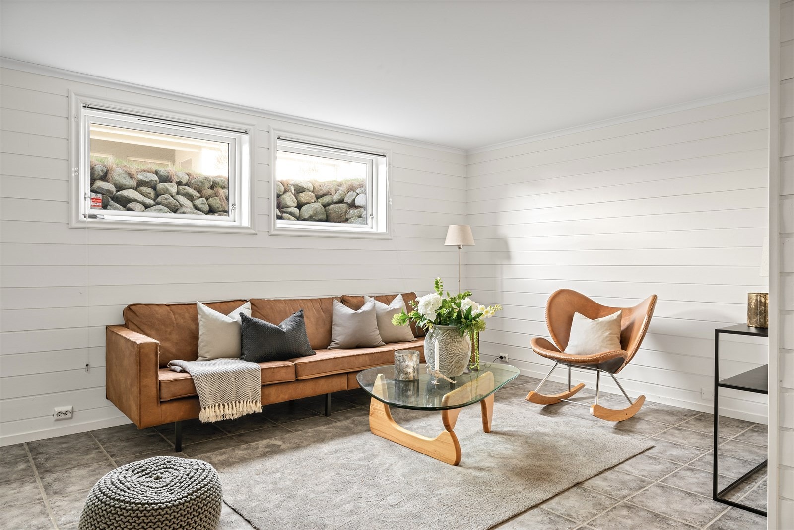 Innbydende kjellerstue med lune farger, god takhøyde og fine møbleringsmuligheter. Galleribilde