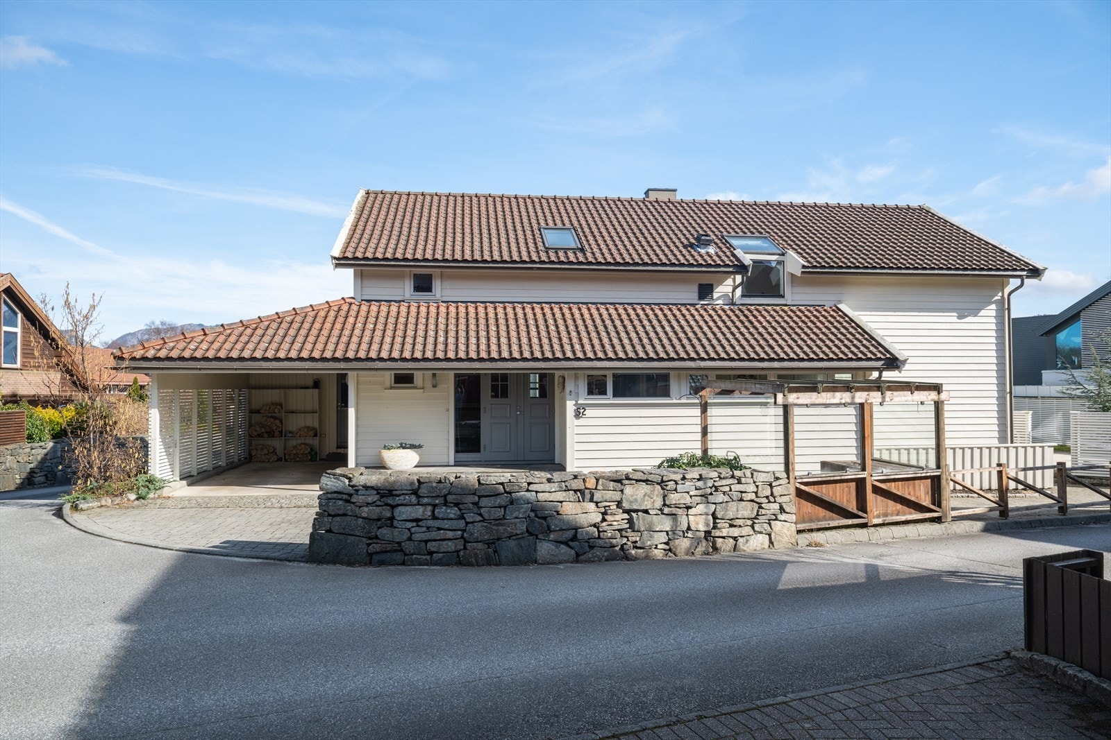 Praktisk adkomst med gårdsplass og carport. Galleribilde
