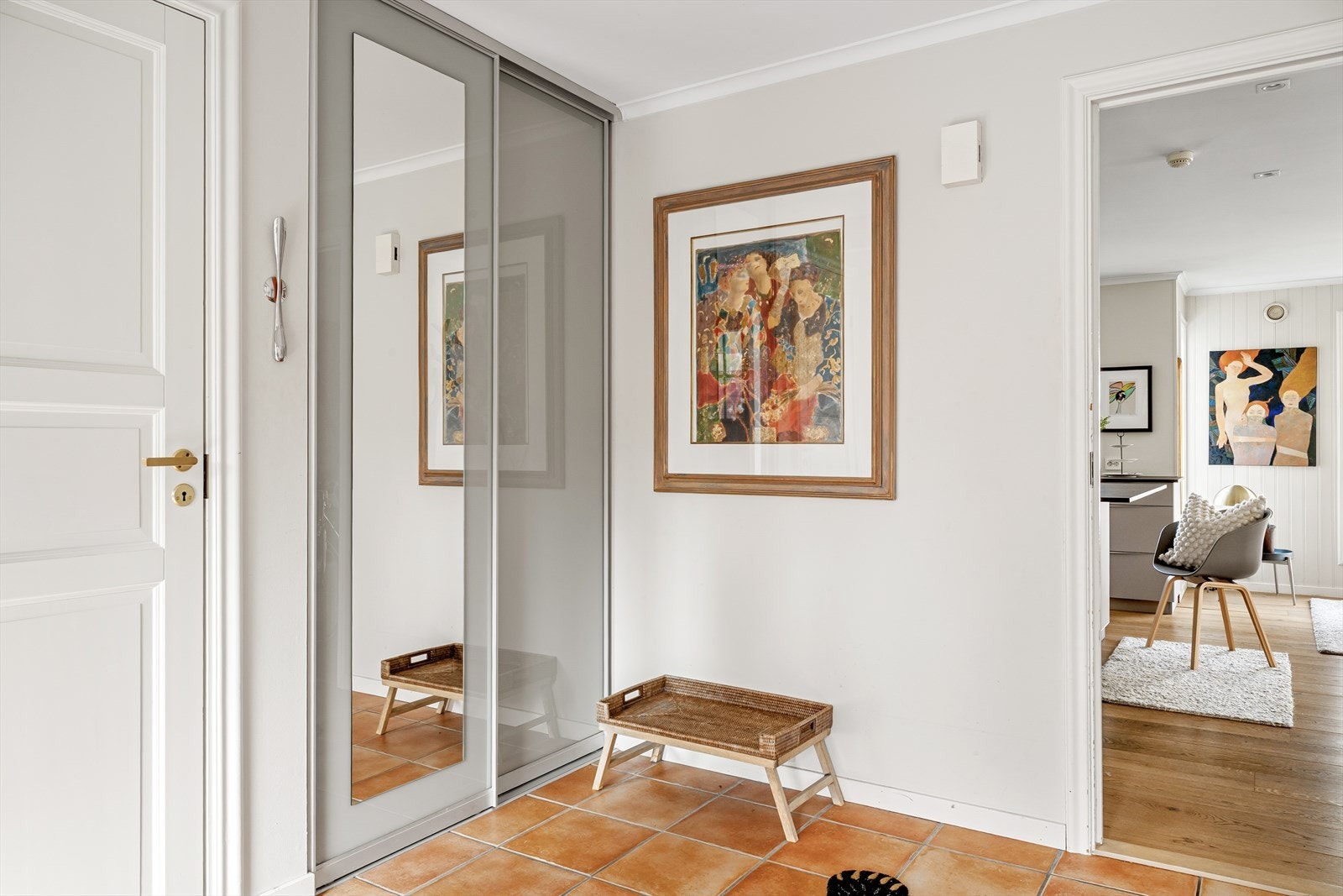 Funksjonell gang med skyvedørsgarderobe, speilflater og god plass til oppbevaring av yttertøy og sko. Galleribilde