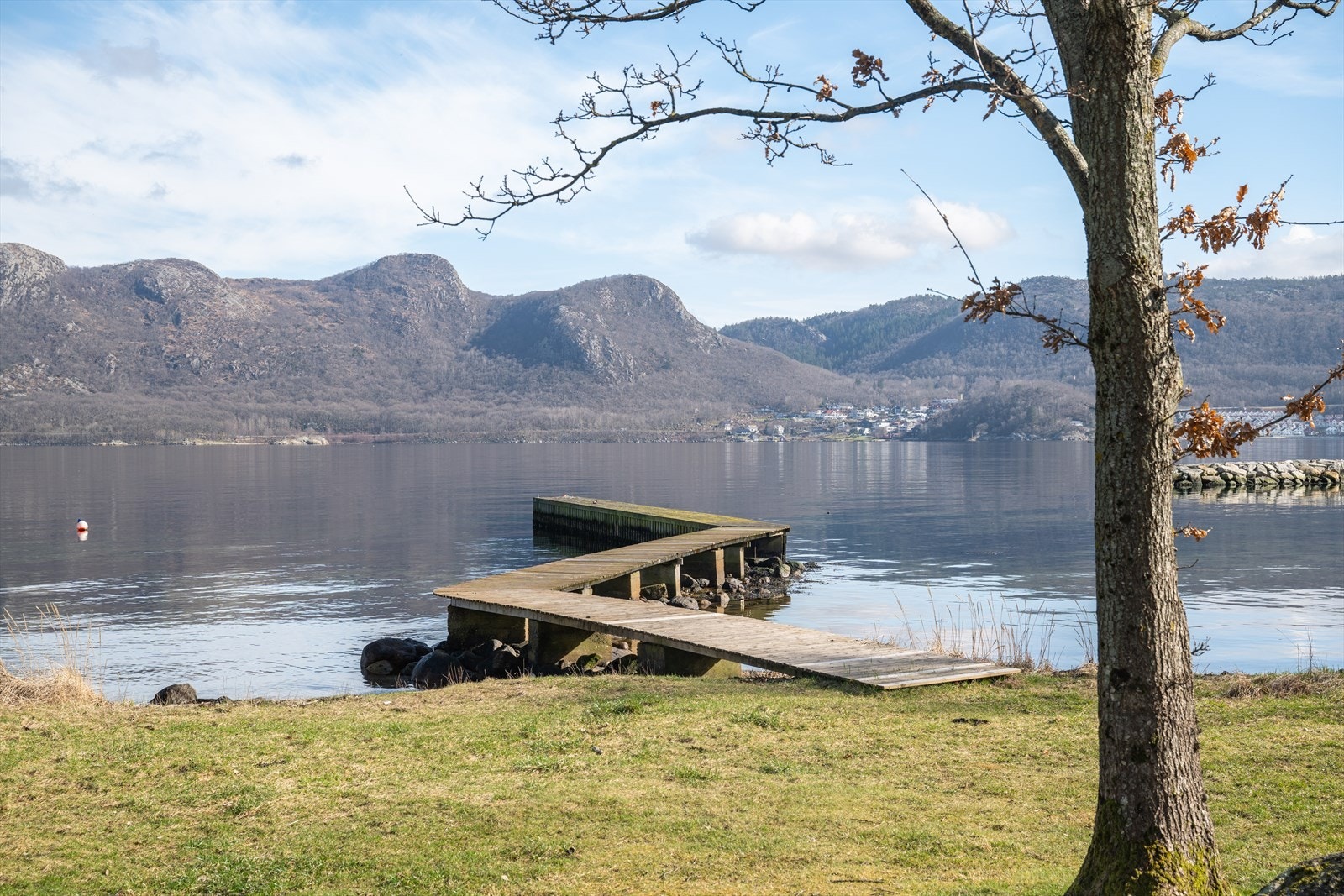 Eiendommen disponerer rett til å bruke bryggen som ligger rett nedenfor eiendommen. Galleribilde