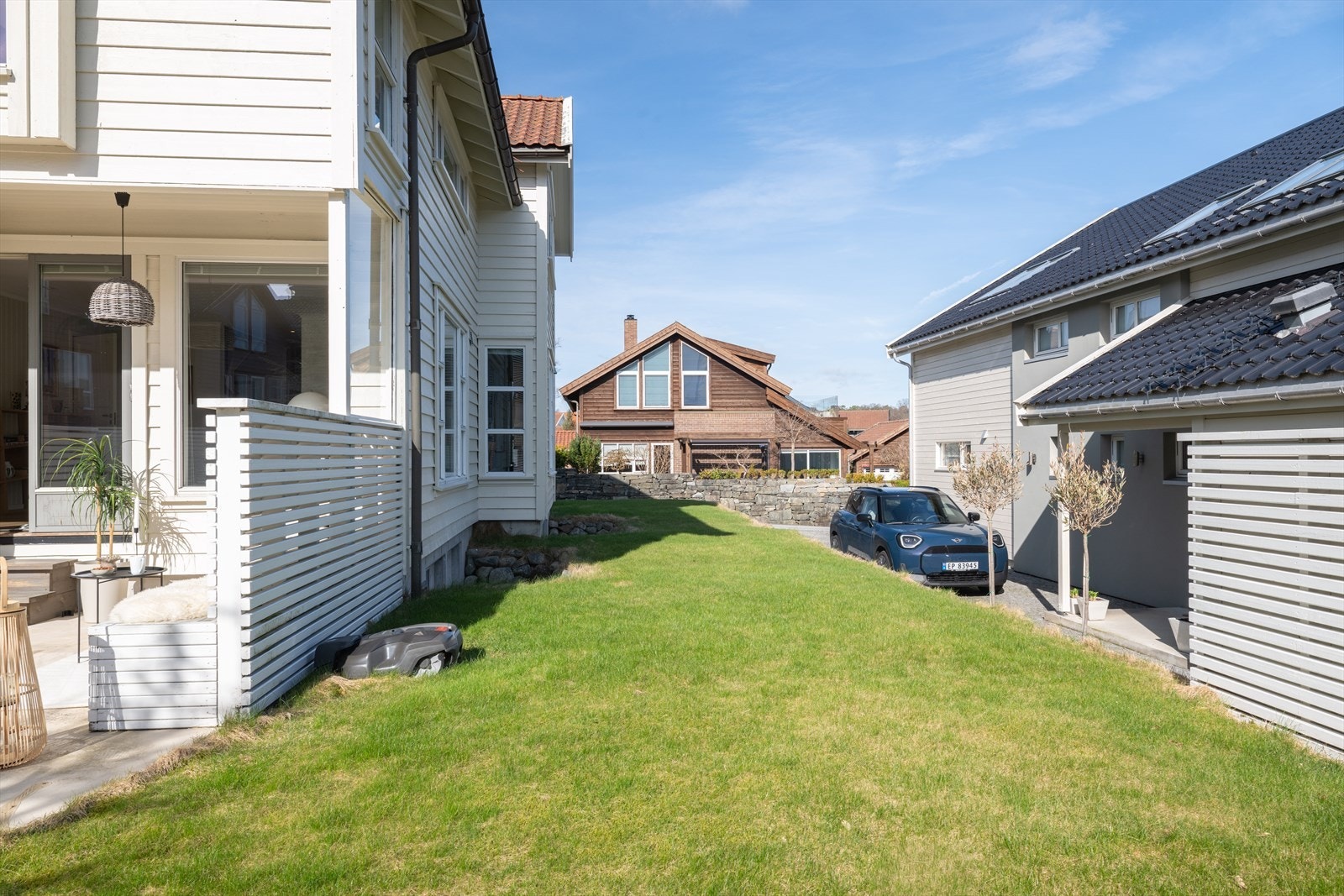 Opparbeidet og lettstelt hage med plenareal og gode solforhold. Galleribilde