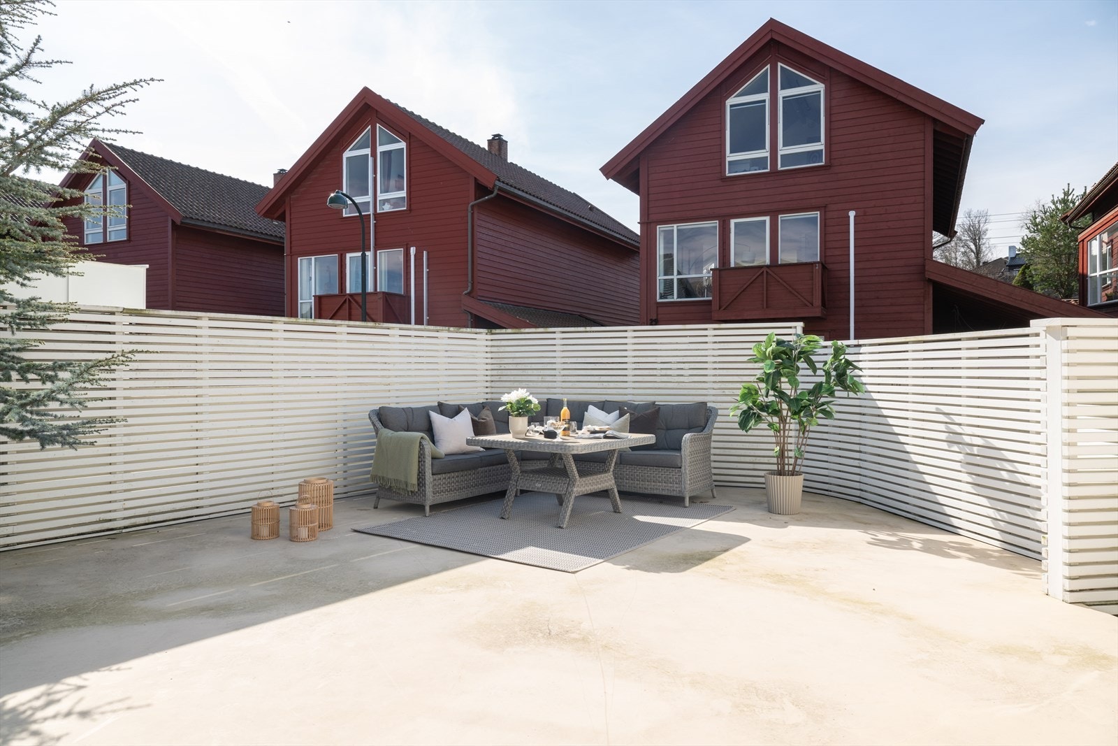 Romslig og privat uteområde med gode solforhold og flere møbleringsmuligheter. Galleribilde