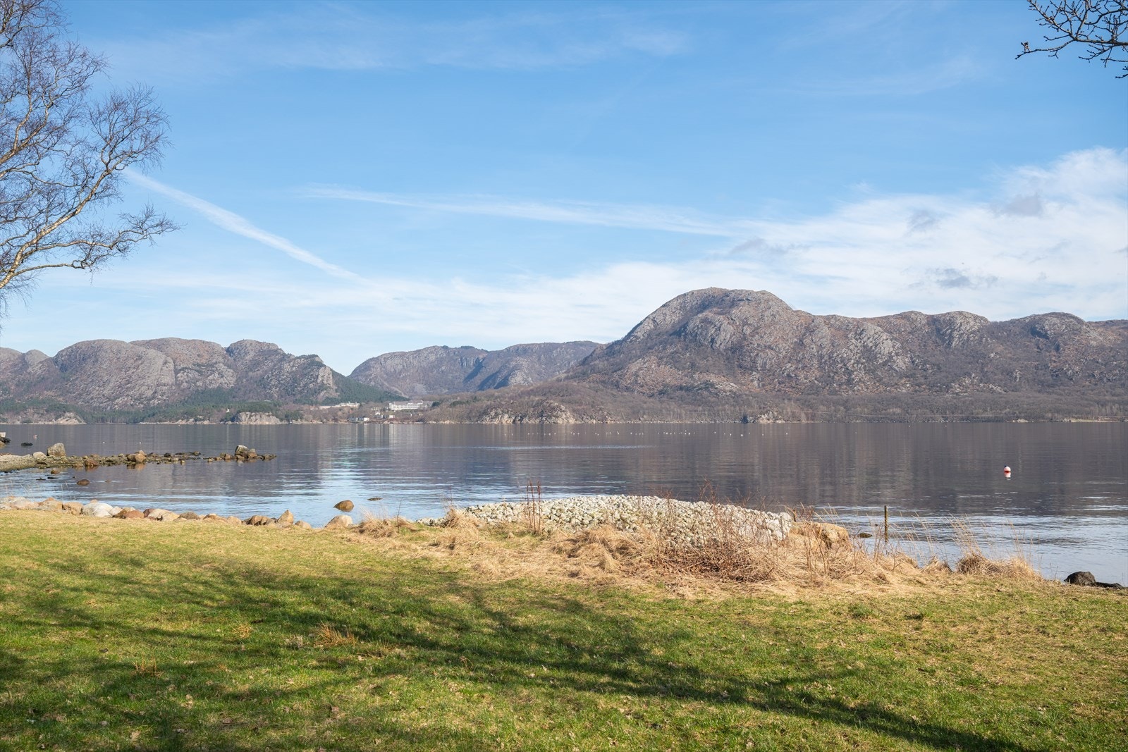Nydelige omgivelser med kort vei til sjøen, flotte tur og rekreasjonsmuligheter rett i nærheten. Galleribilde