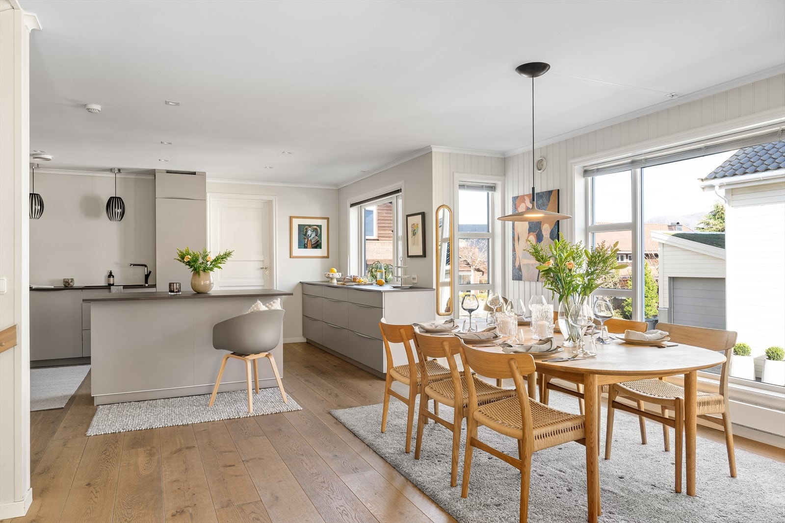 Lys og innbydende spiseplass i åpen forbindelse med kjøkkenet. Galleribilde