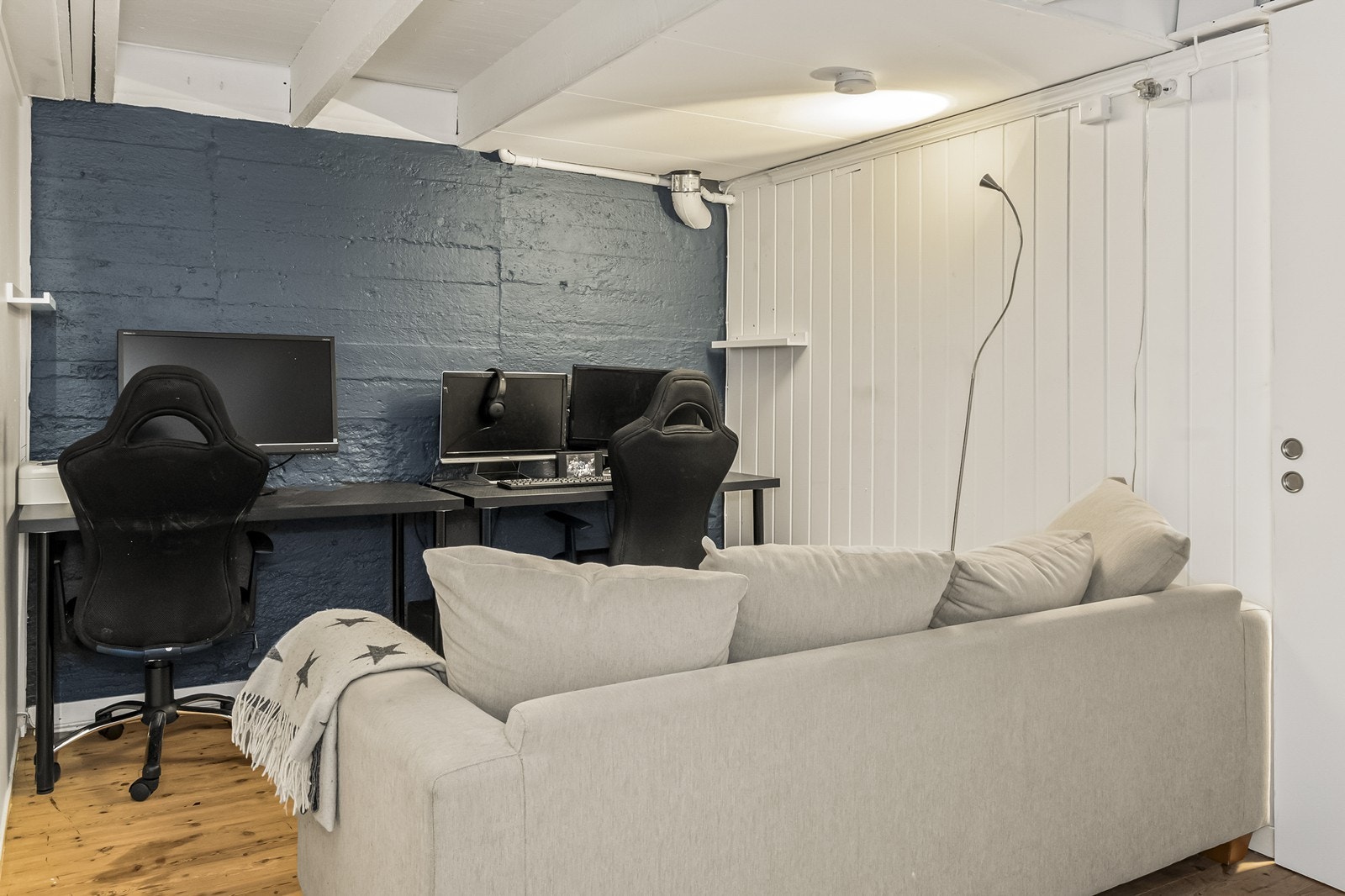 Innredet rom i kjelleren, som i dag benyttes som kontor og ekstra stue. Galleribilde