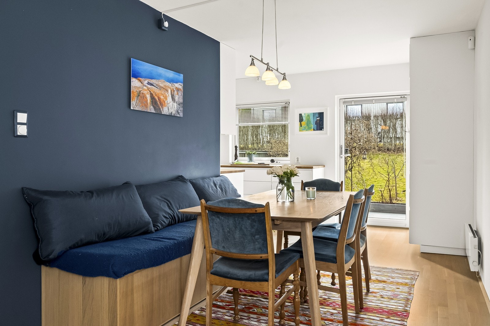 God plass til spisebord for hyggelige måltider med familie og venner. Galleribilde