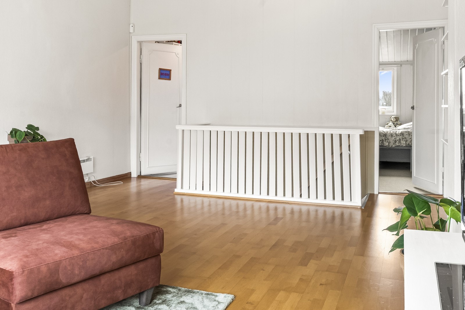 Trapperepoet i andre etasje leder inn til stuen og to soverom. Galleribilde