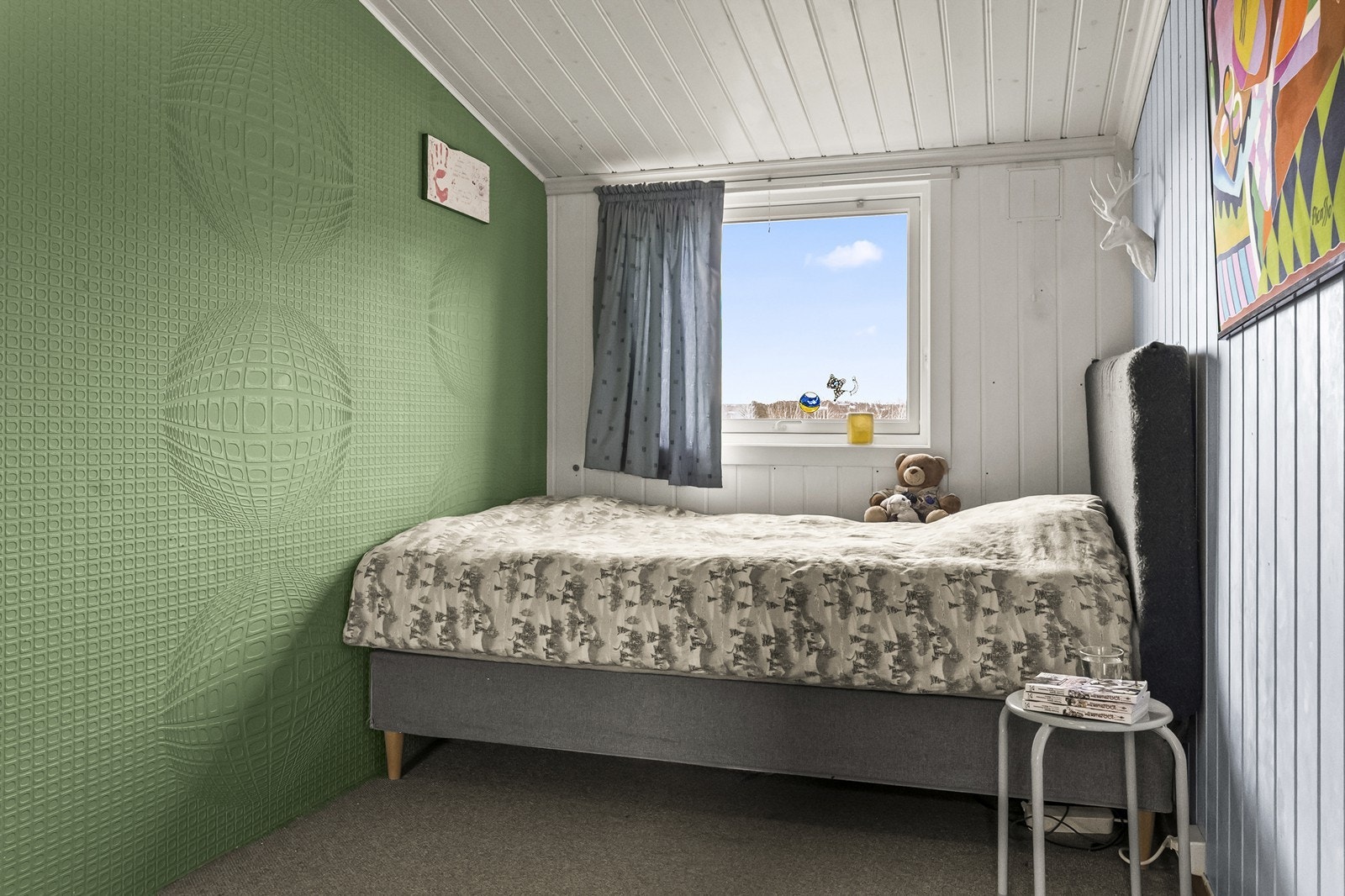 Det andre soverommet i etasjen, også dette med teppe på gulvet. Galleribilde