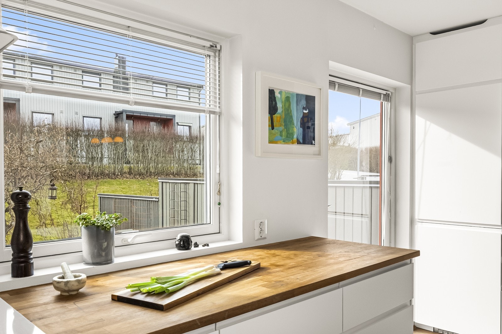 God arbeidsflate på kjøkkenbenken med utsikt mot fellesområdene. Galleribilde