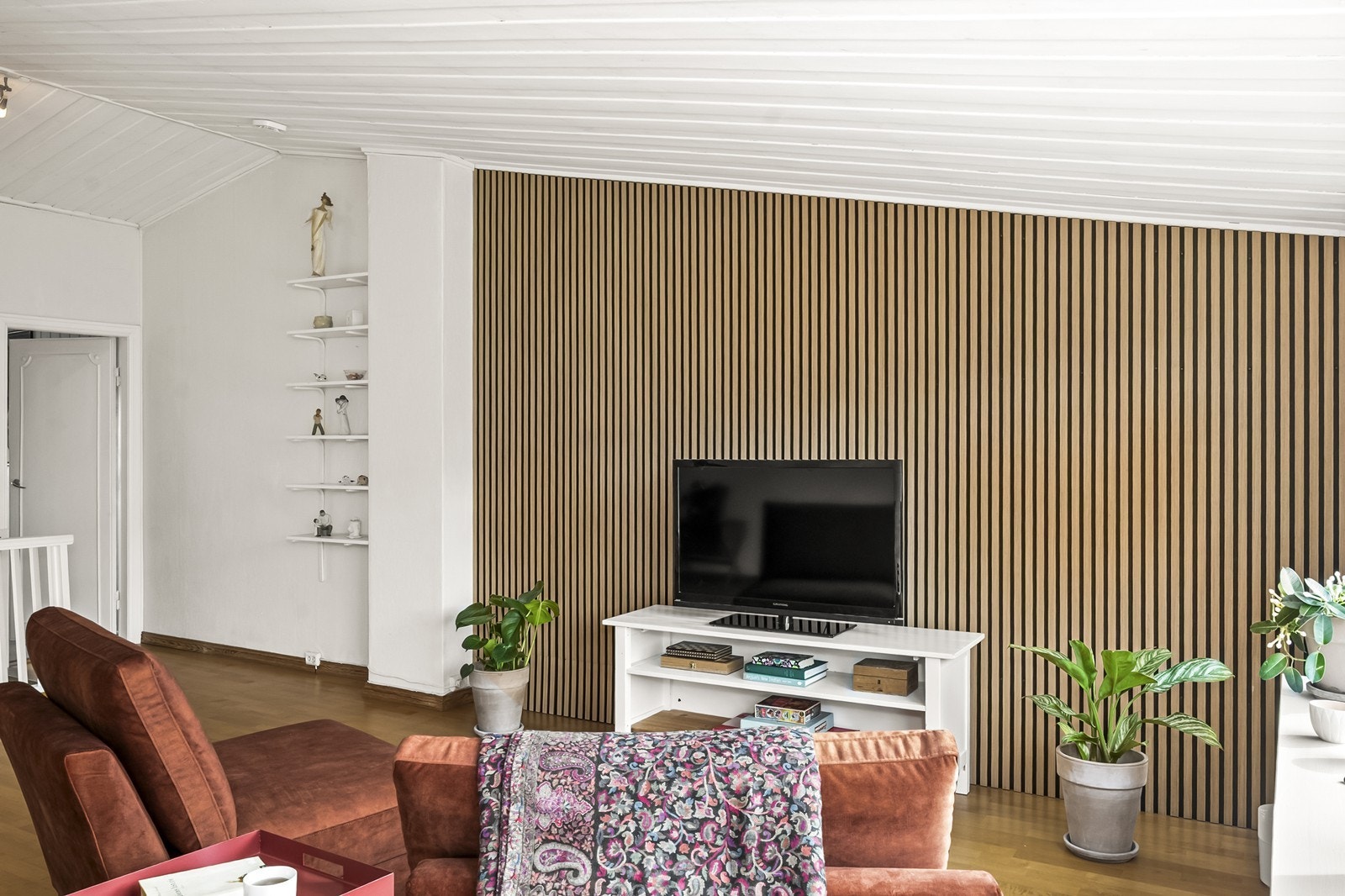 Stuen i andre etasje har parkett på gulvet og malt panel i himlingen. Galleribilde