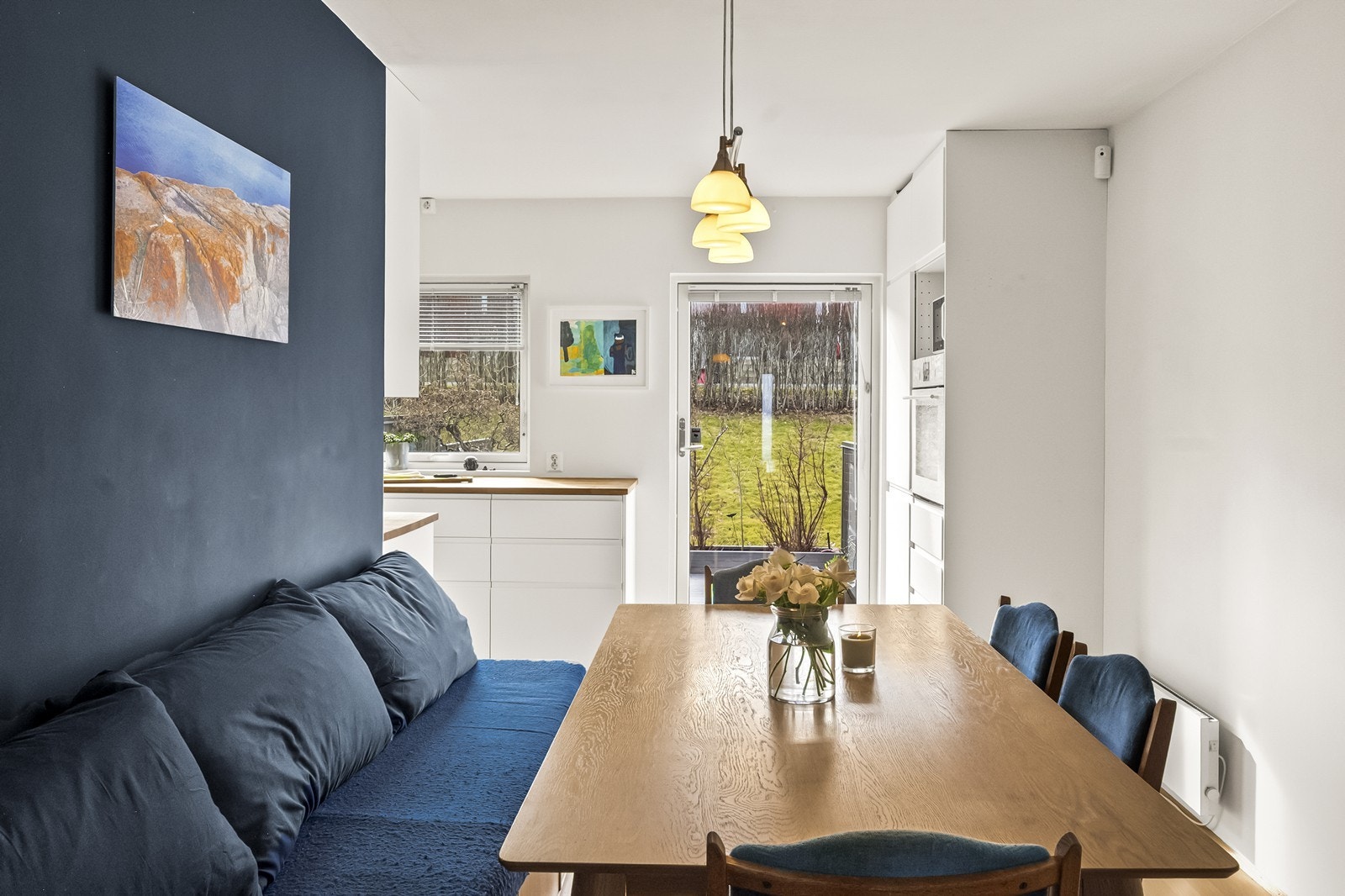 Fra spisestuen er det direkte utgang til terrassen via en dør med isolerglass fra 2013. Galleribilde