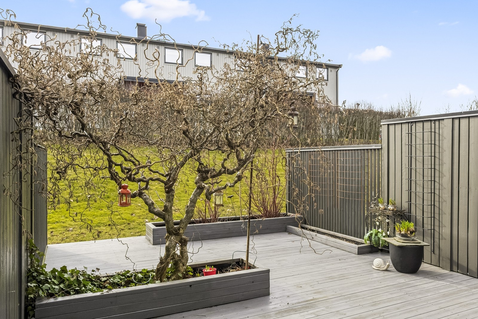 Her er det god plass til utemøbler, grill og beplantning. Galleribilde