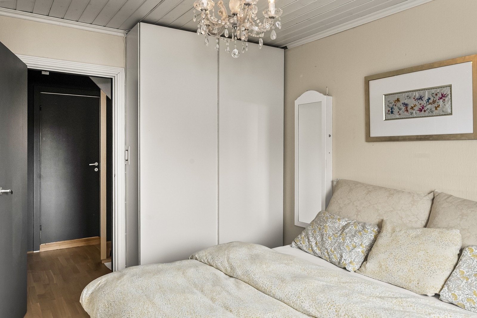 God plass til garderobeløsning for oppbevaring. Galleribilde