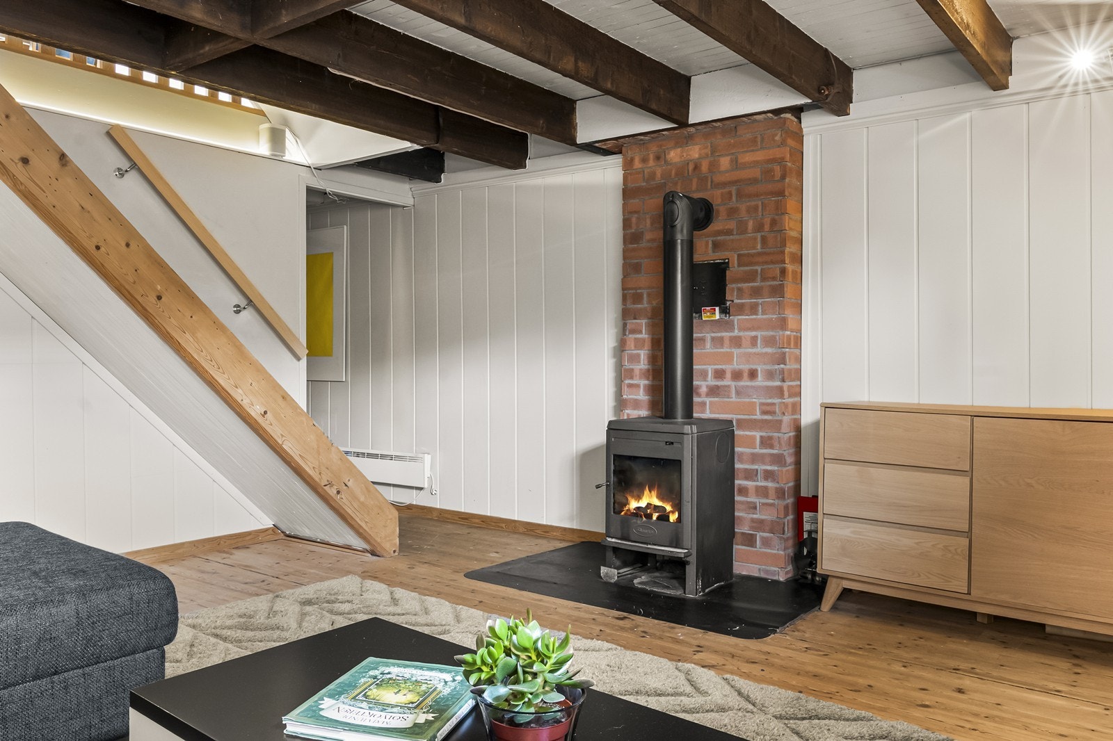 En peisovn gir ekstra varme og hygge i kjellerstuen. Galleribilde