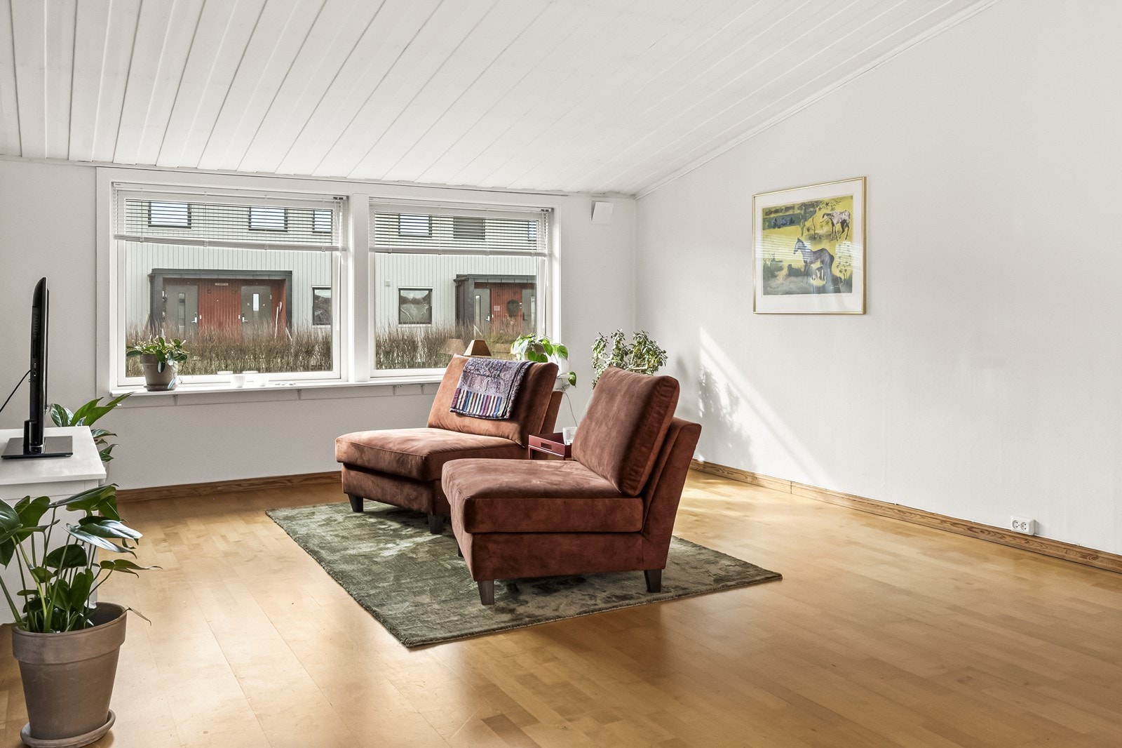 Store vindusflater gir godt med lys. Vinduene er med isolerglass fra 2013. Galleribilde