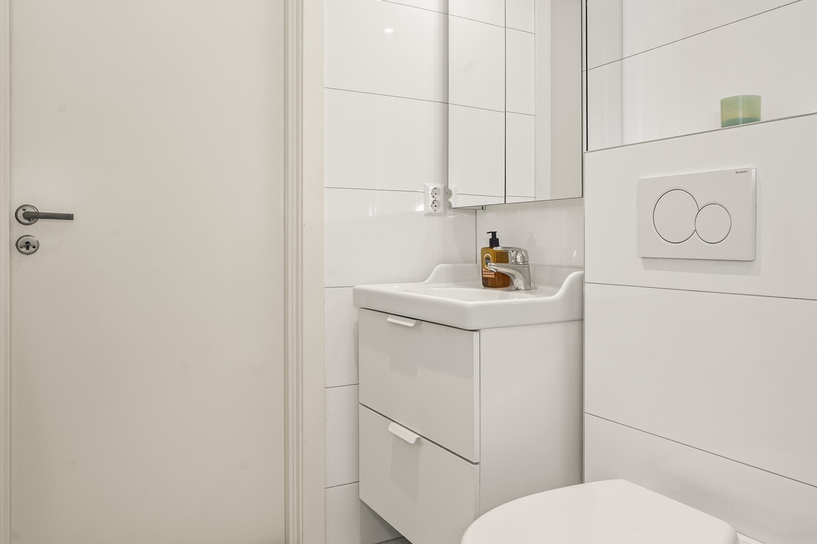 Badet i 1. etasje ble oppgradert i 2016, med nytt gulv, membran og sluk i 2020. Galleribilde